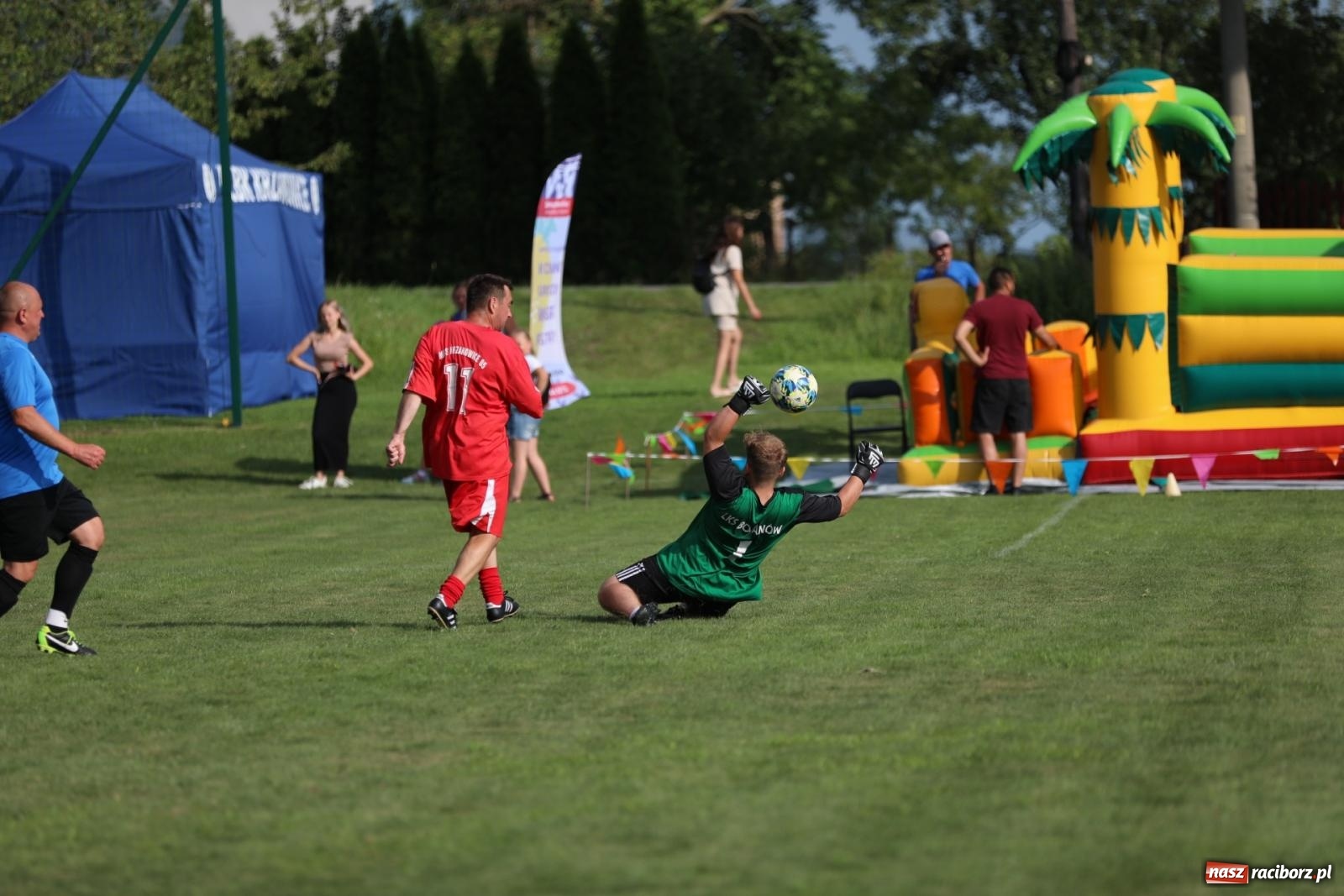 Zdjęcie w galerii na portalu naszraciborz.pl: Piłkarskie pokoleniowe boje w Bojanowie [FOTO i WIDEO] wiadomości z regionu