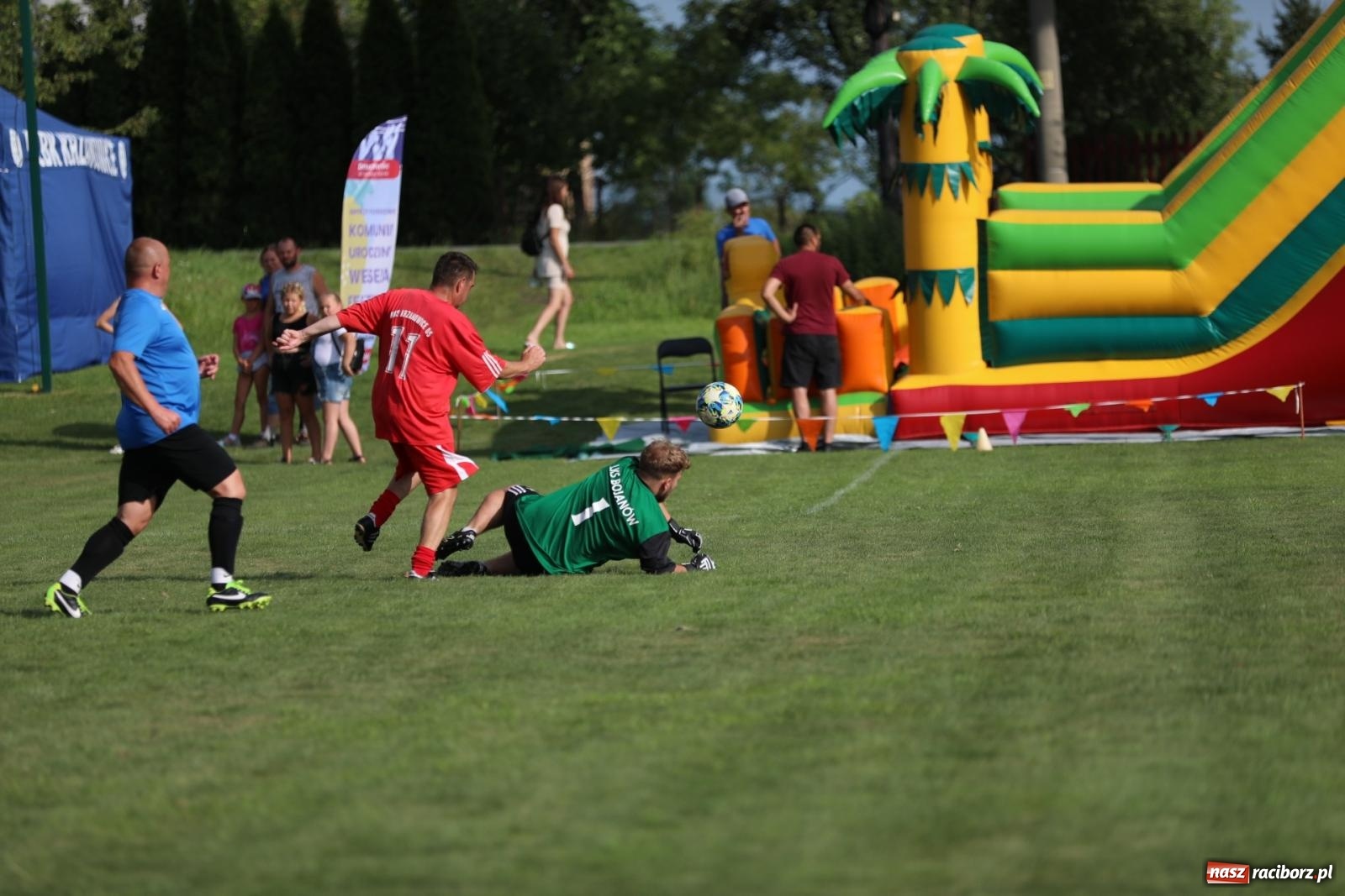 Zdjęcie w galerii na portalu naszraciborz.pl: Piłkarskie pokoleniowe boje w Bojanowie [FOTO i WIDEO] wiadomości z regionu