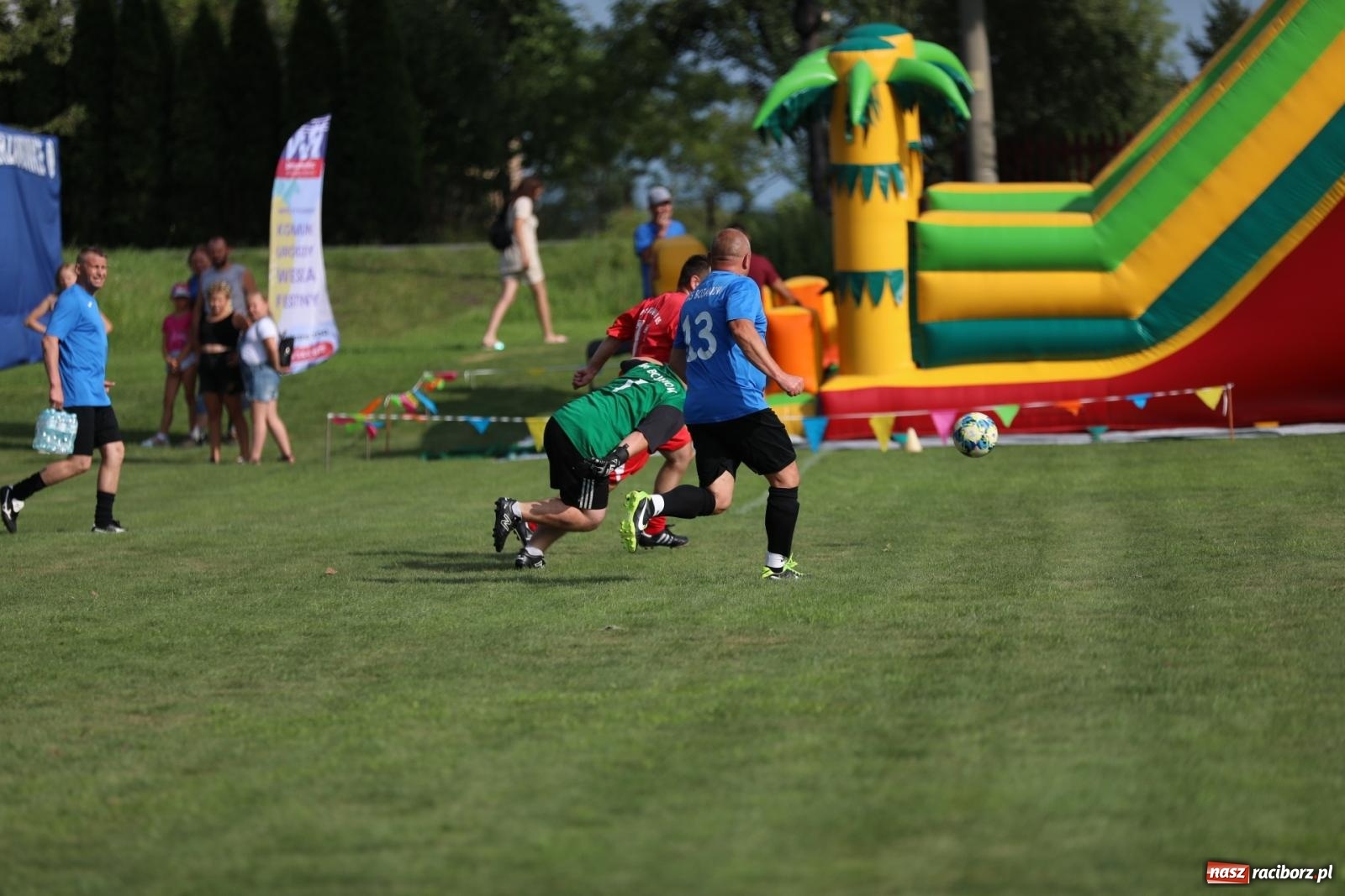 Zdjęcie w galerii na portalu naszraciborz.pl: Piłkarskie pokoleniowe boje w Bojanowie [FOTO i WIDEO] wiadomości z regionu