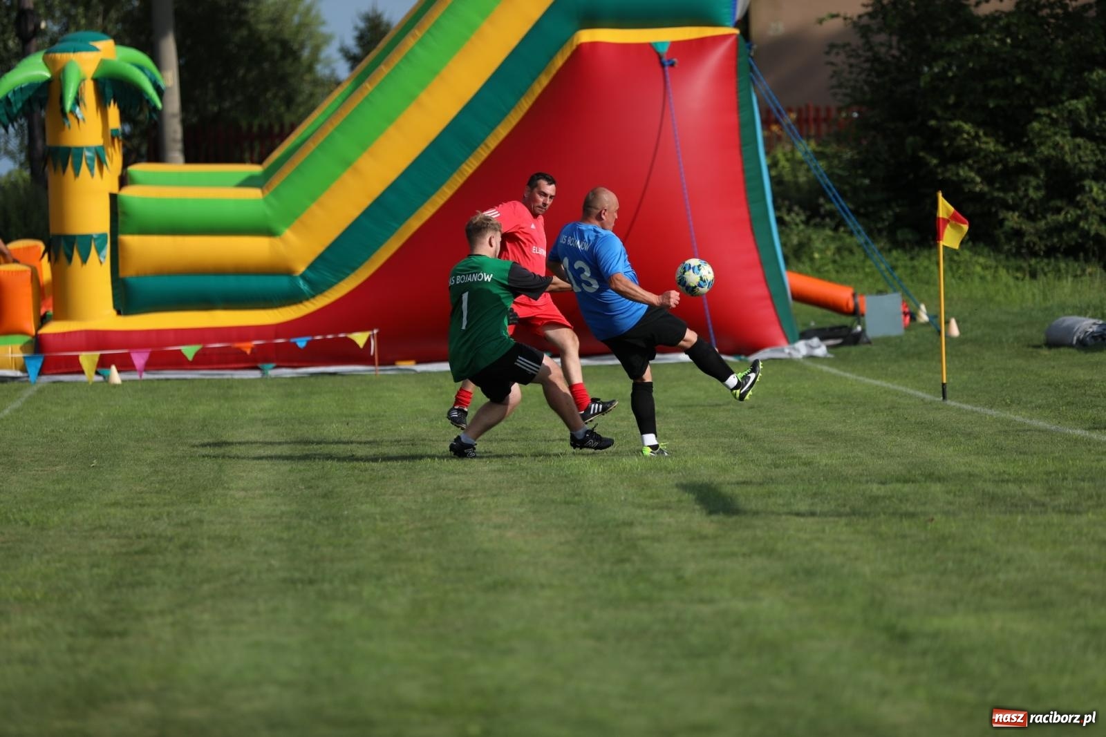 Zdjęcie w galerii na portalu naszraciborz.pl: Piłkarskie pokoleniowe boje w Bojanowie [FOTO i WIDEO] wiadomości z regionu