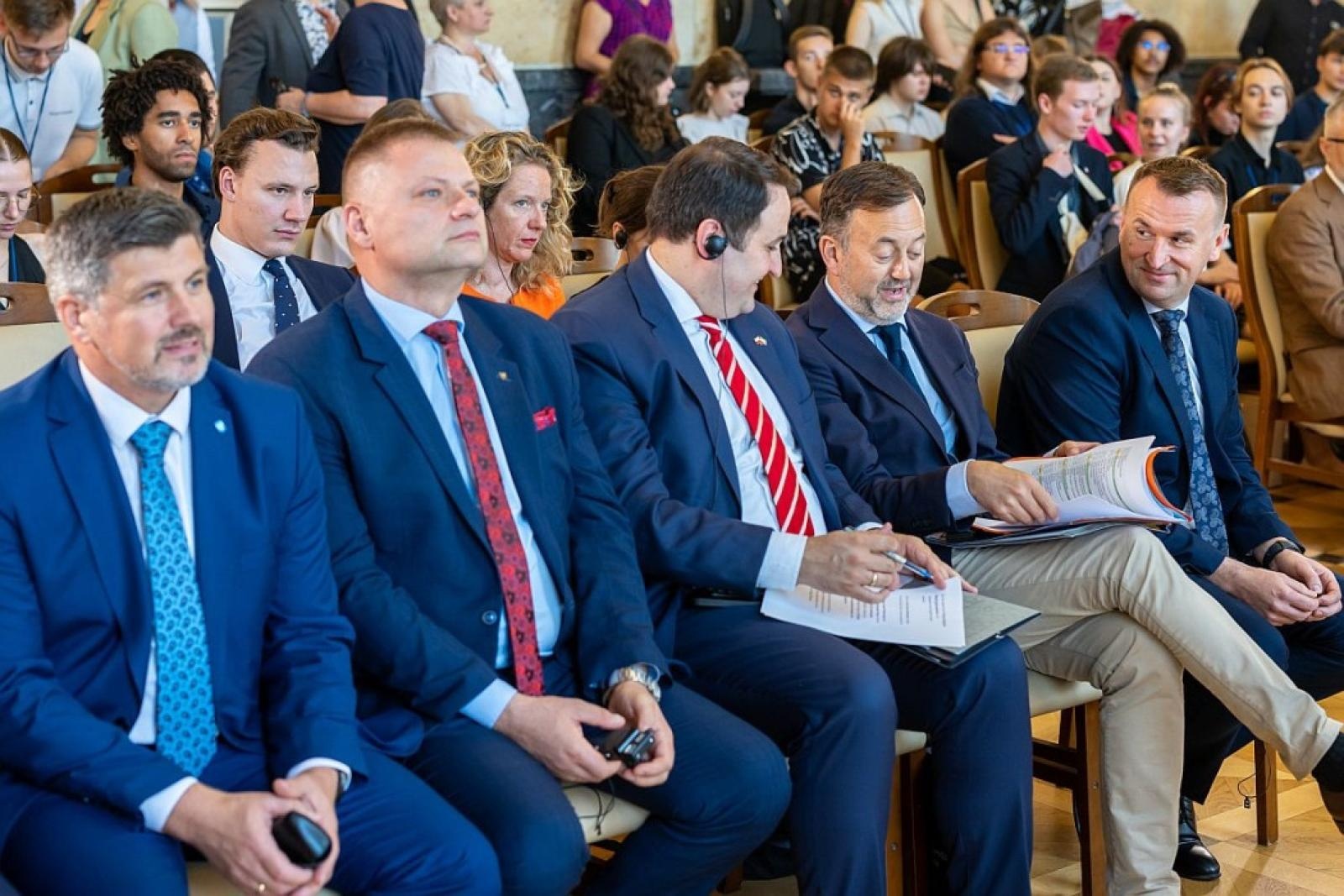 Zdjęcie w galerii na portalu naszraciborz.pl: Województwo Śląskie odnowiło porozumienie z Krajem Związkowym Nadrenią Północną-Westfalią i Regionem Hauts-de-France wiadomości z regionu