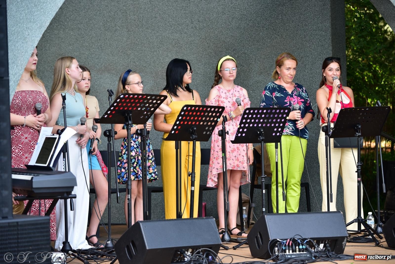 Zdjęcie w galerii na portalu naszraciborz.pl: The Beatles Forever - koncert letni na podsumowanie warsztatów wokalnych w parku im. Miasta Roth [FOTO i WIDEO] wiadomości z regionu