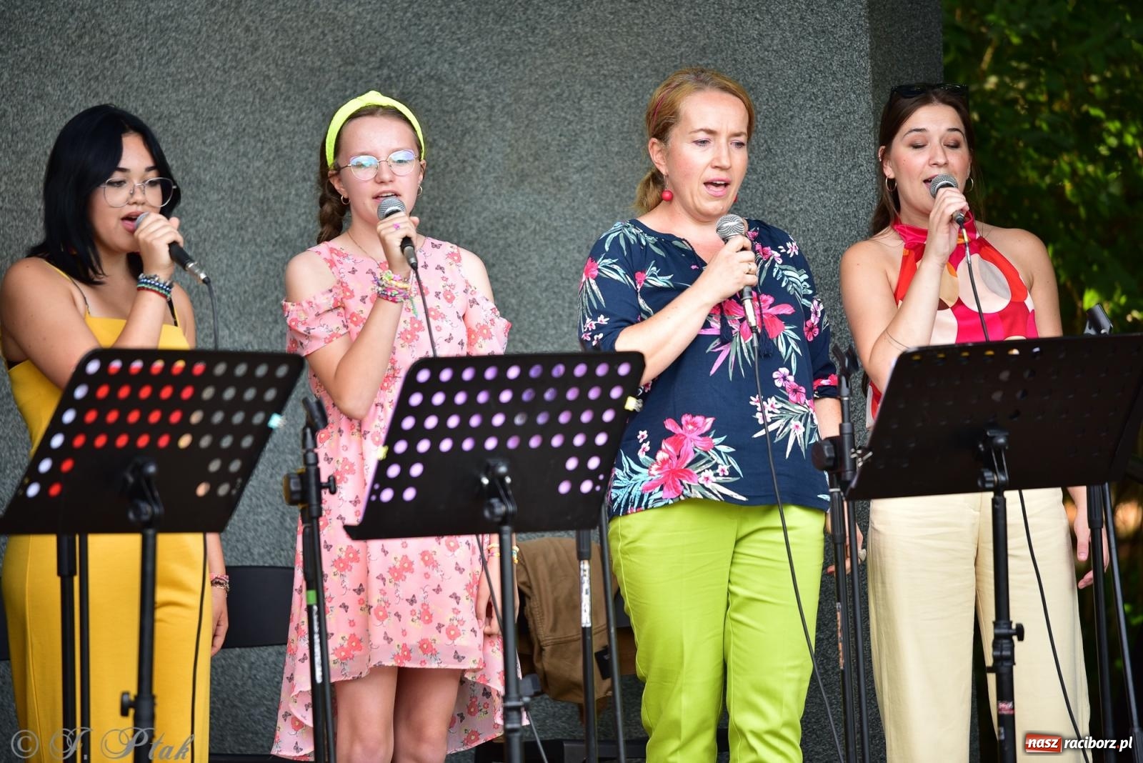 Zdjęcie w galerii na portalu naszraciborz.pl: The Beatles Forever - koncert letni na podsumowanie warsztatów wokalnych w parku im. Miasta Roth [FOTO i WIDEO] wiadomości z regionu