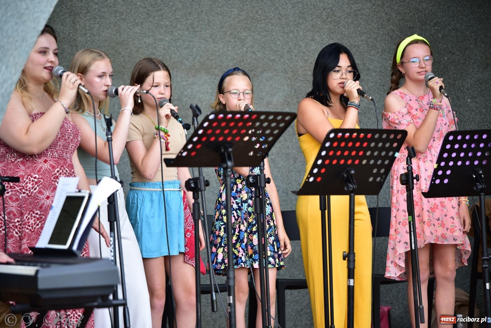 Zdjęcie w galerii na portalu naszraciborz.pl: The Beatles Forever - koncert letni na podsumowanie warsztatów wokalnych w parku im. Miasta Roth [FOTO i WIDEO] wiadomości z regionu