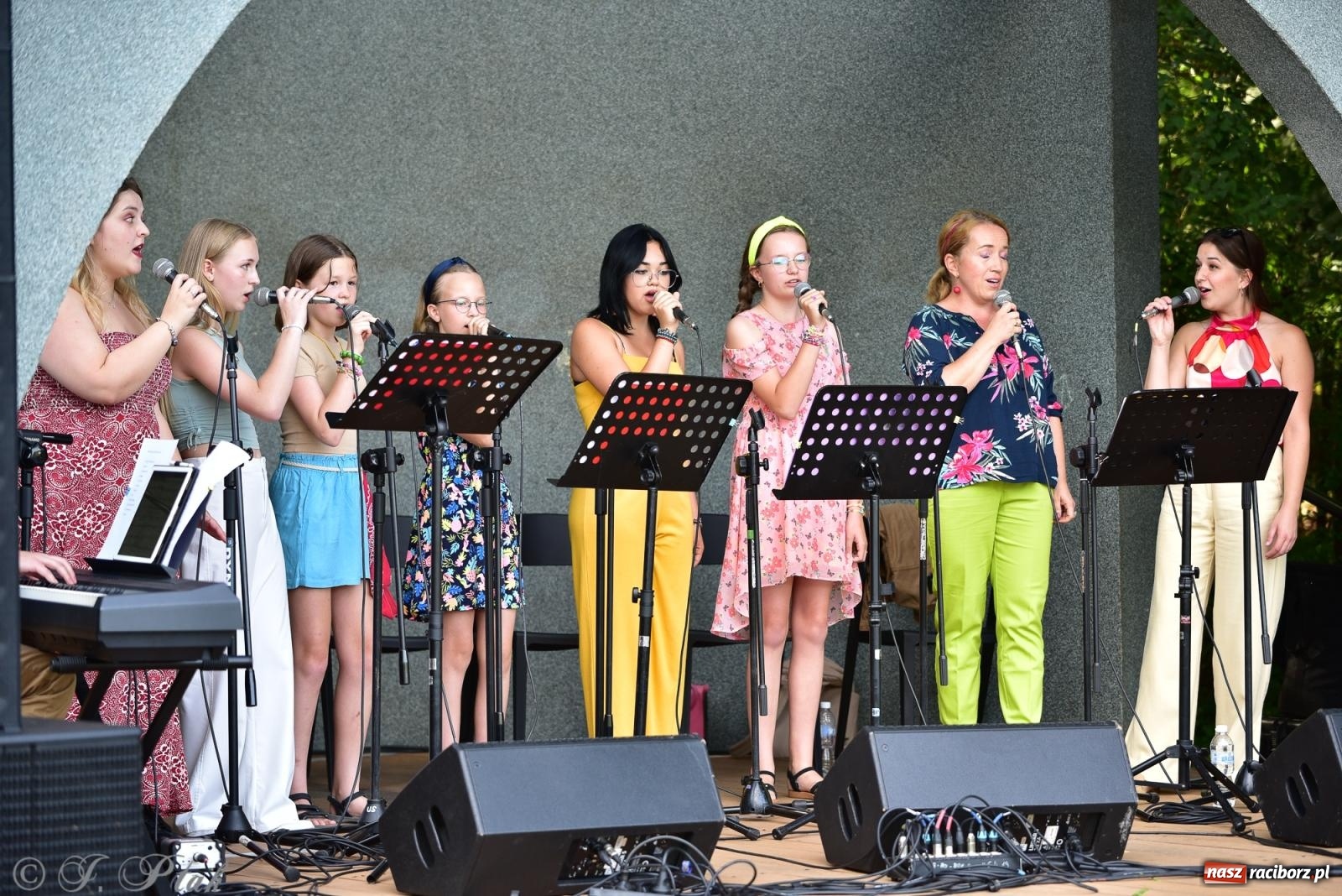 Zdjęcie w galerii na portalu naszraciborz.pl: The Beatles Forever - koncert letni na podsumowanie warsztatów wokalnych w parku im. Miasta Roth [FOTO i WIDEO] wiadomości z regionu