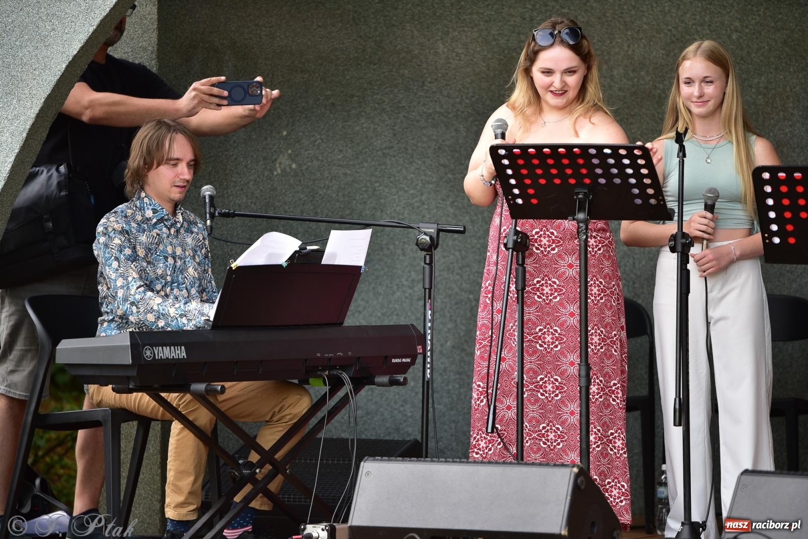 Zdjęcie w galerii na portalu naszraciborz.pl: The Beatles Forever - koncert letni na podsumowanie warsztatów wokalnych w parku im. Miasta Roth [FOTO i WIDEO] wiadomości z regionu