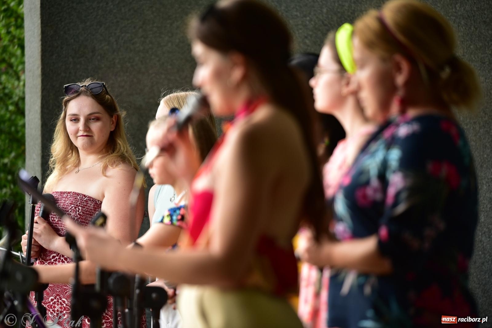 Zdjęcie w galerii na portalu naszraciborz.pl: The Beatles Forever - koncert letni na podsumowanie warsztatów wokalnych w parku im. Miasta Roth [FOTO i WIDEO] wiadomości z regionu