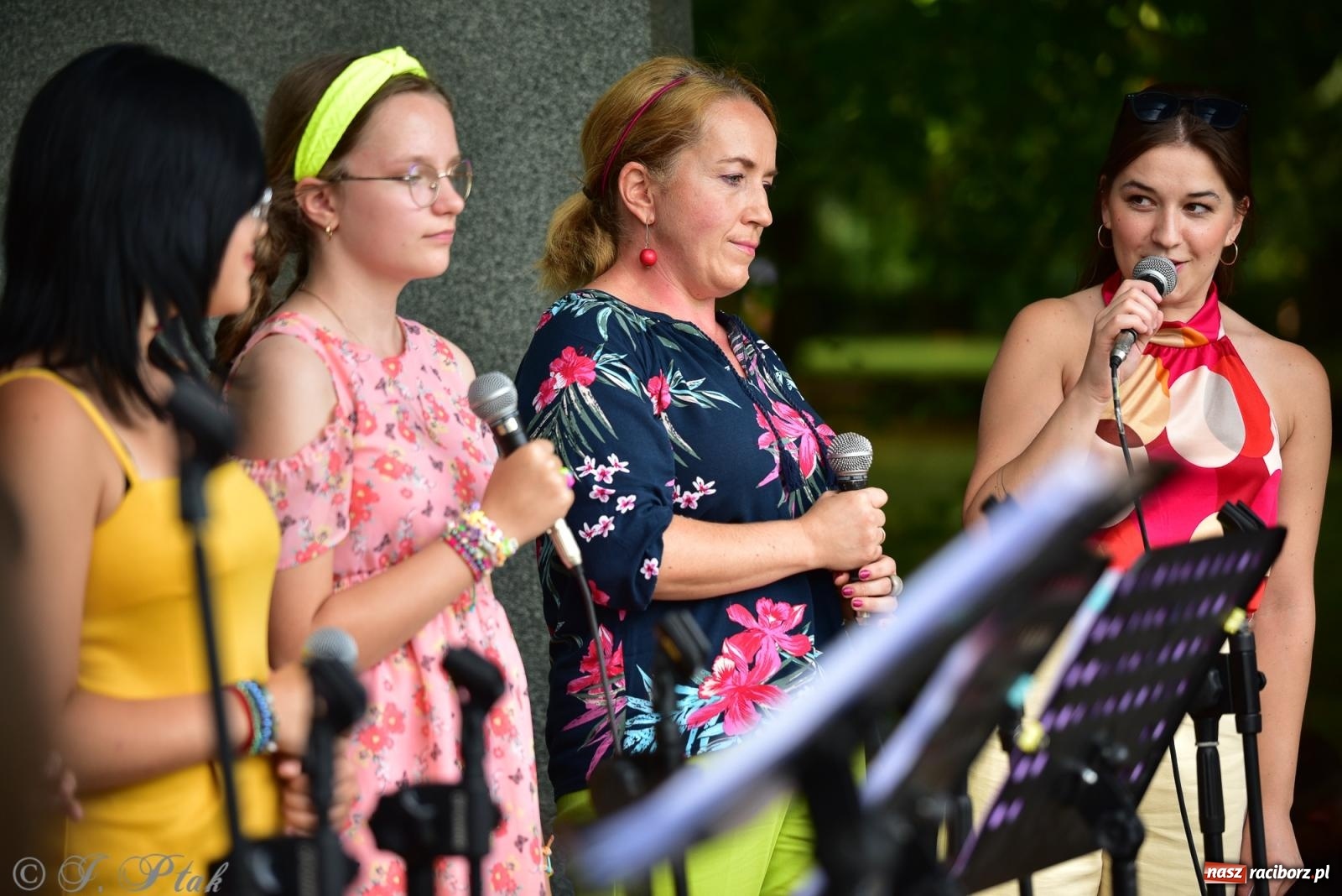 Zdjęcie w galerii na portalu naszraciborz.pl: The Beatles Forever - koncert letni na podsumowanie warsztatów wokalnych w parku im. Miasta Roth [FOTO i WIDEO] wiadomości z regionu