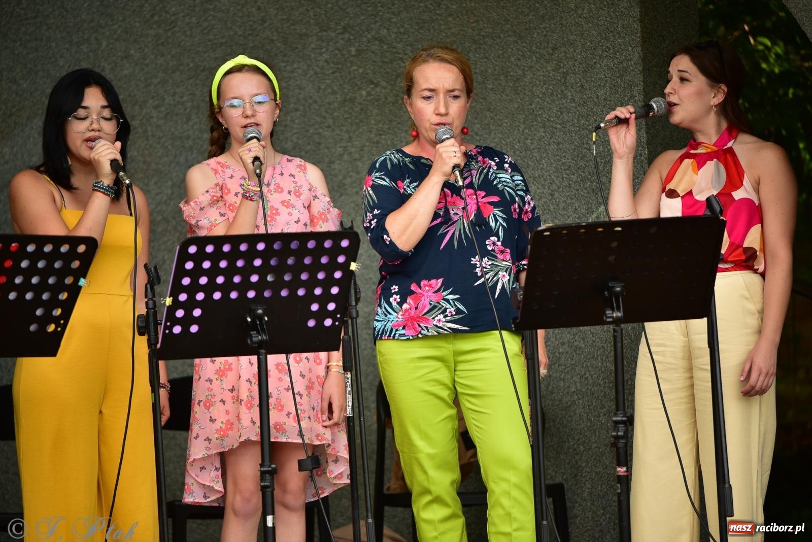 Zdjęcie w galerii na portalu naszraciborz.pl: The Beatles Forever - koncert letni na podsumowanie warsztatów wokalnych w parku im. Miasta Roth [FOTO i WIDEO] wiadomości z regionu