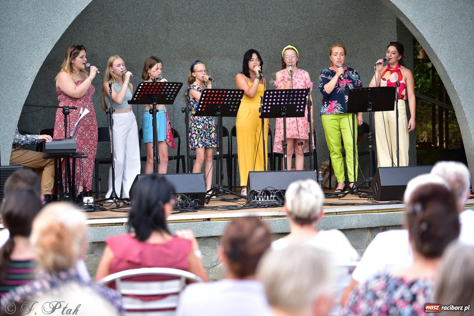 Zdjęcie w galerii na portalu naszraciborz.pl: The Beatles Forever - koncert letni na podsumowanie warsztatów wokalnych w parku im. Miasta Roth [FOTO i WIDEO] wiadomości z regionu