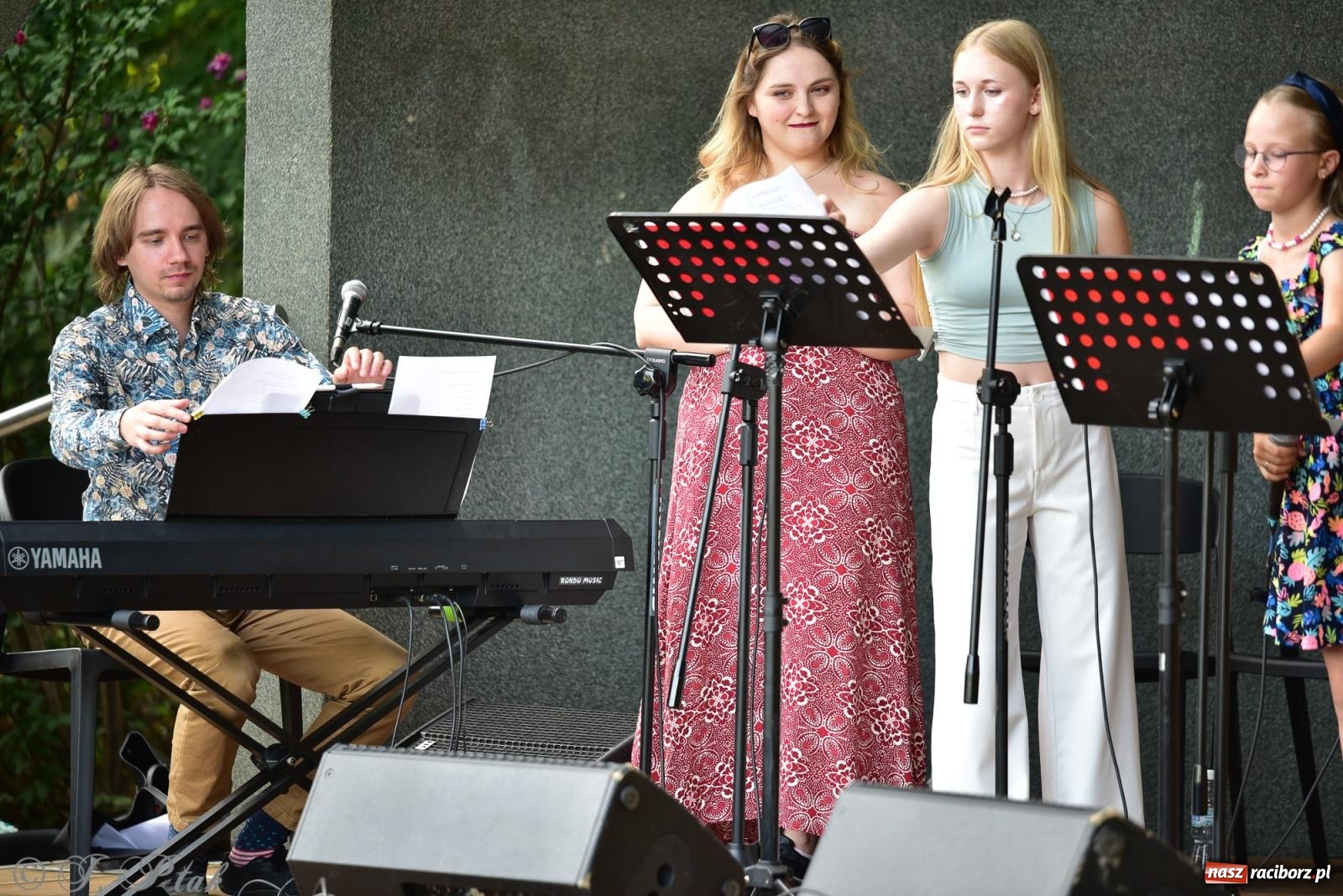 Zdjęcie w galerii na portalu naszraciborz.pl: The Beatles Forever - koncert letni na podsumowanie warsztatów wokalnych w parku im. Miasta Roth [FOTO i WIDEO] wiadomości z regionu