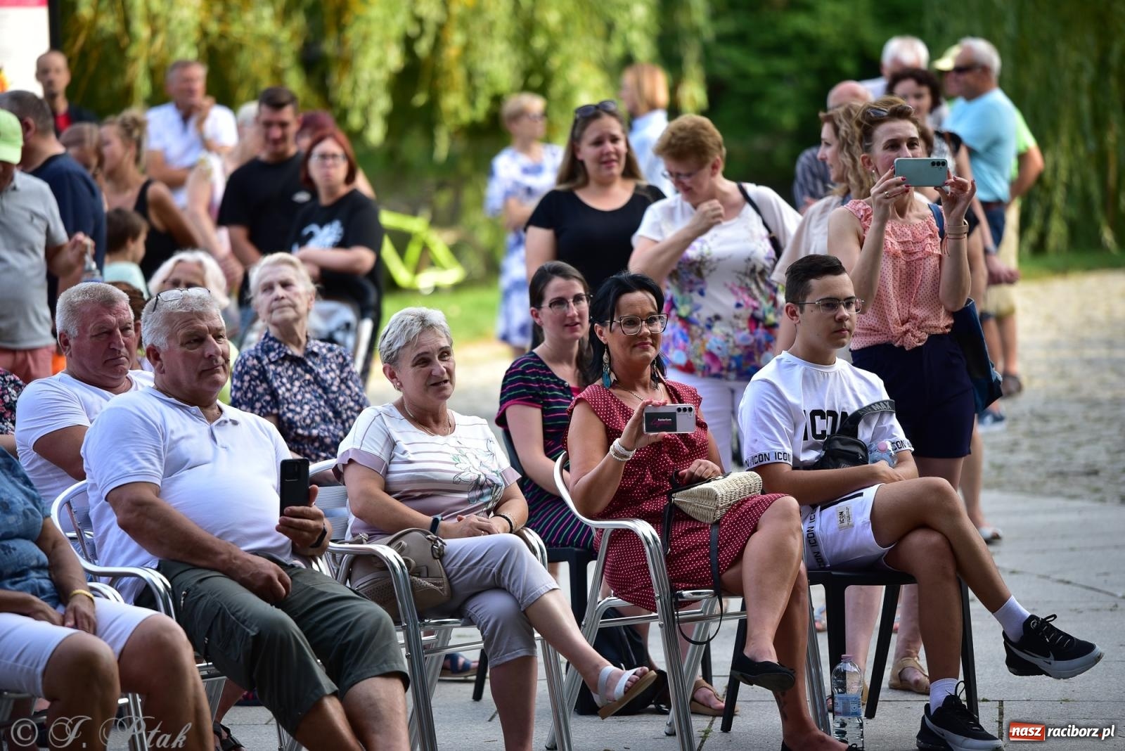 Zdjęcie w galerii na portalu naszraciborz.pl: The Beatles Forever - koncert letni na podsumowanie warsztatów wokalnych w parku im. Miasta Roth [FOTO i WIDEO] wiadomości z regionu