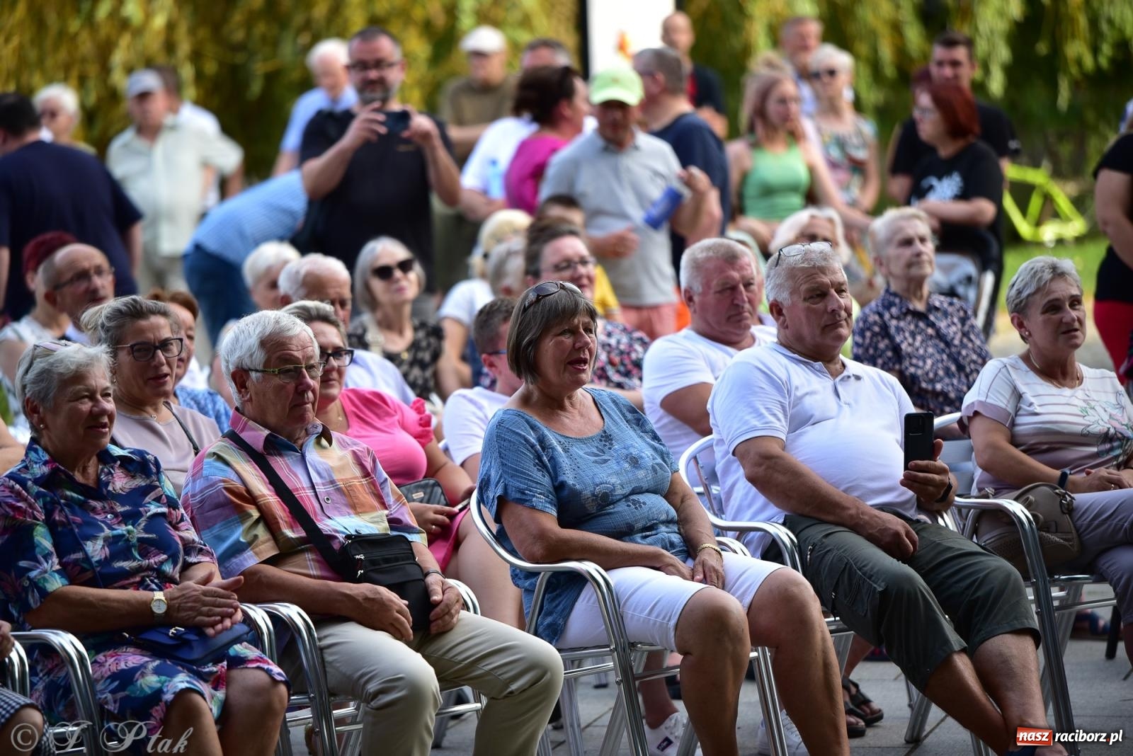 Zdjęcie w galerii na portalu naszraciborz.pl: The Beatles Forever - koncert letni na podsumowanie warsztatów wokalnych w parku im. Miasta Roth [FOTO i WIDEO] wiadomości z regionu