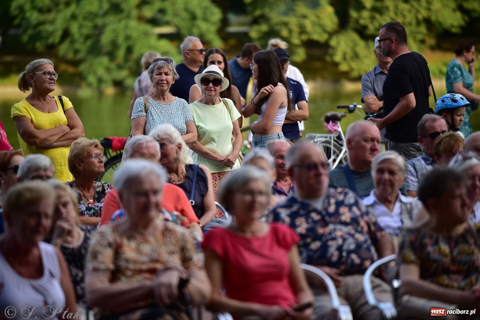 Zdjęcie w galerii na portalu naszraciborz.pl: The Beatles Forever - koncert letni na podsumowanie warsztatów wokalnych w parku im. Miasta Roth [FOTO i WIDEO] wiadomości z regionu