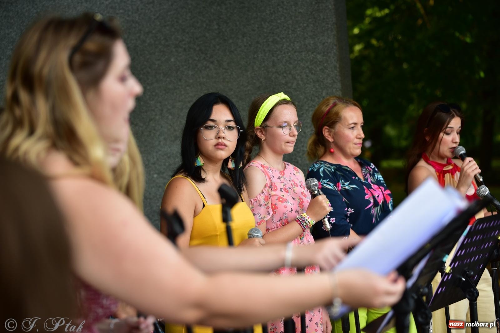 Zdjęcie w galerii na portalu naszraciborz.pl: The Beatles Forever - koncert letni na podsumowanie warsztatów wokalnych w parku im. Miasta Roth [FOTO i WIDEO] wiadomości z regionu