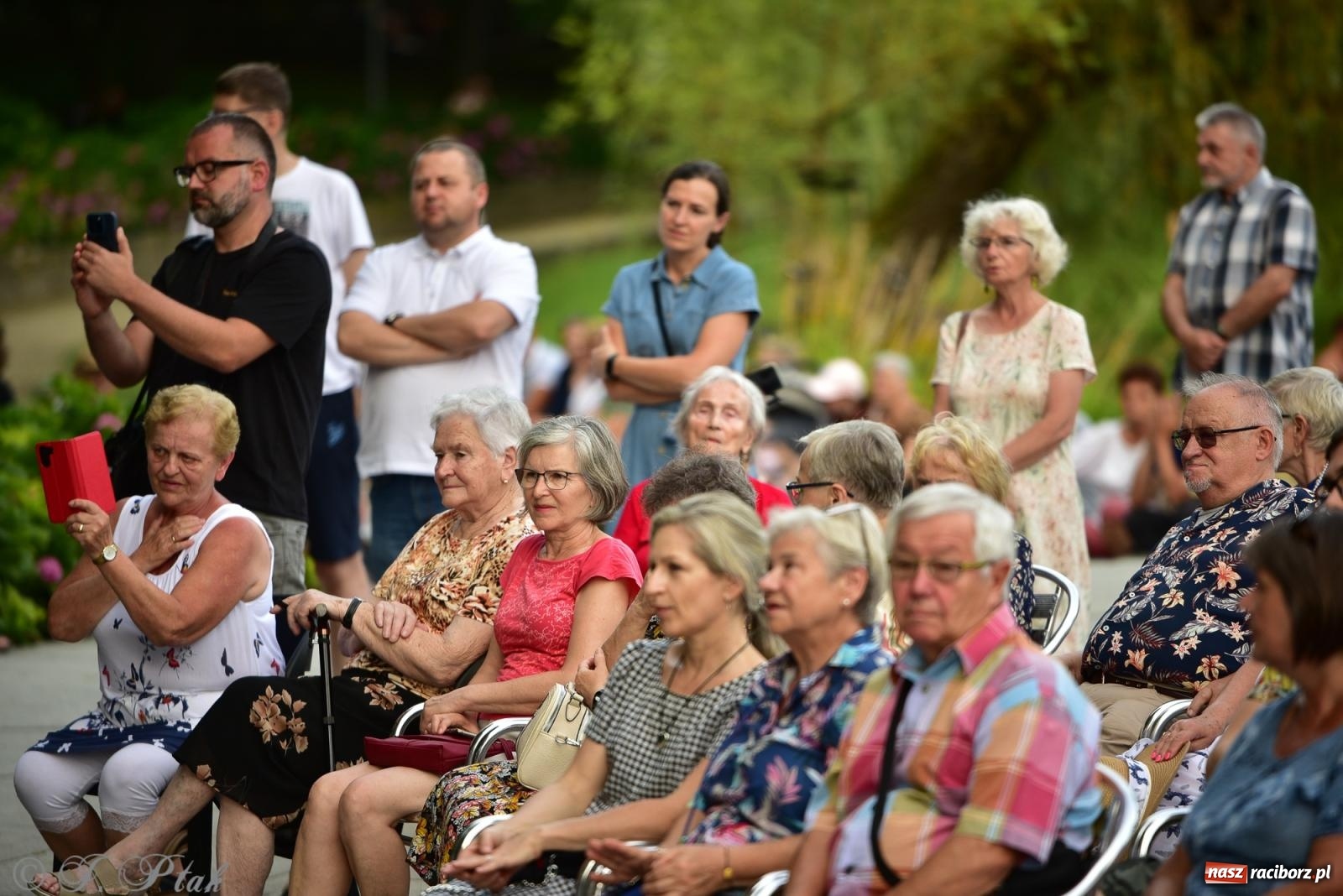 Zdjęcie w galerii na portalu naszraciborz.pl: The Beatles Forever - koncert letni na podsumowanie warsztatów wokalnych w parku im. Miasta Roth [FOTO i WIDEO] wiadomości z regionu