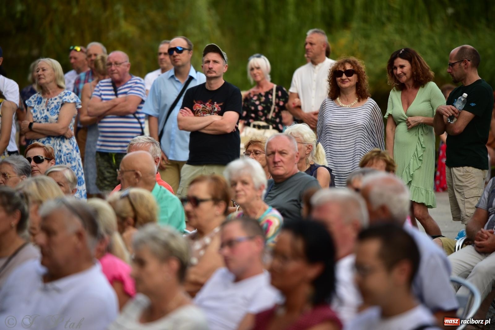 Zdjęcie w galerii na portalu naszraciborz.pl: The Beatles Forever - koncert letni na podsumowanie warsztatów wokalnych w parku im. Miasta Roth [FOTO i WIDEO] wiadomości z regionu