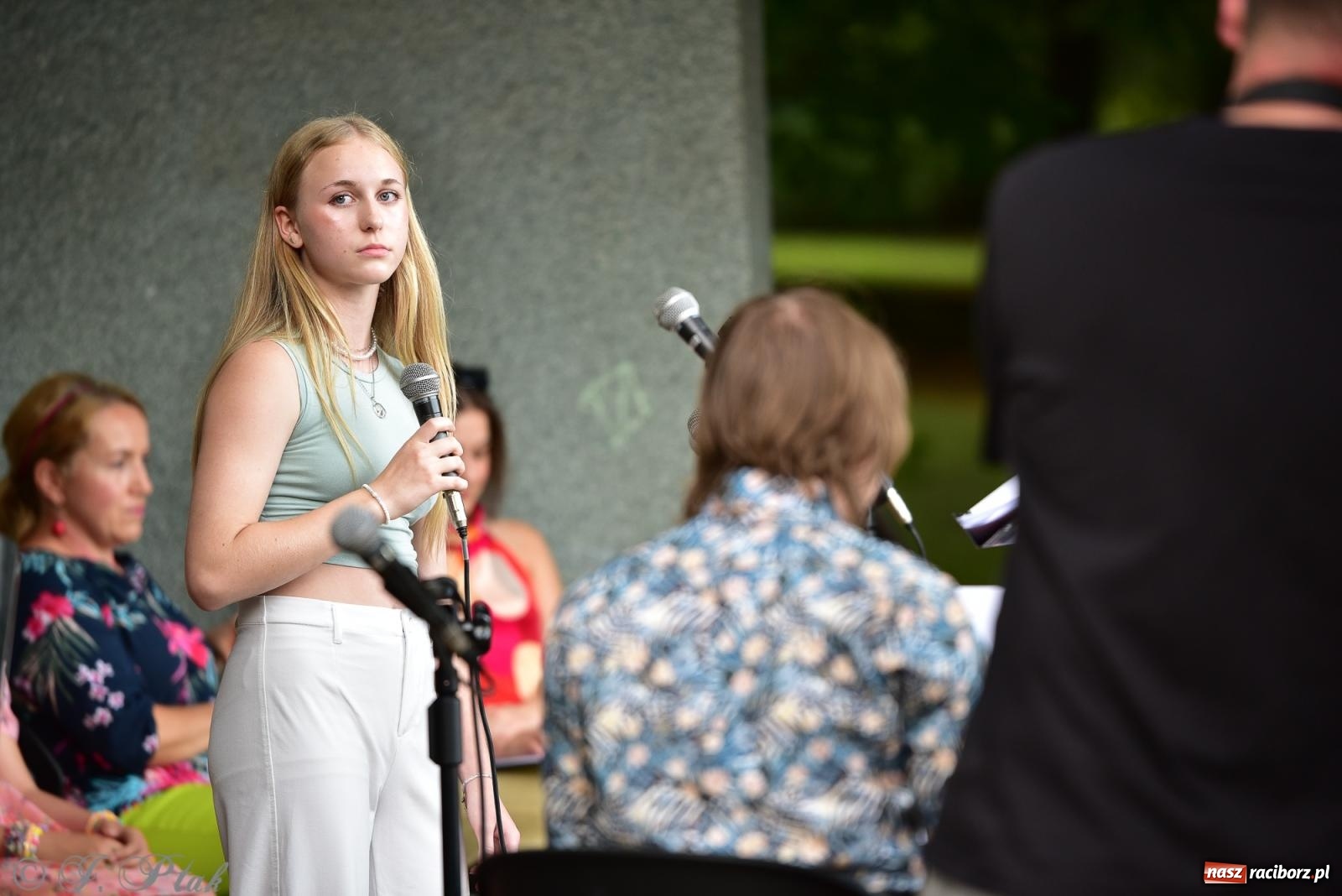 Zdjęcie w galerii na portalu naszraciborz.pl: The Beatles Forever - koncert letni na podsumowanie warsztatów wokalnych w parku im. Miasta Roth [FOTO i WIDEO] wiadomości z regionu