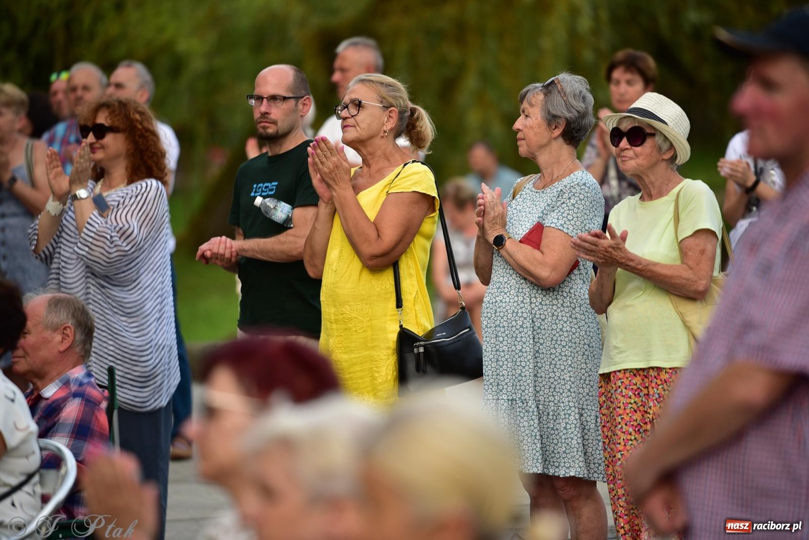 Zdjęcie w galerii na portalu naszraciborz.pl: The Beatles Forever - koncert letni na podsumowanie warsztatów wokalnych w parku im. Miasta Roth [FOTO i WIDEO] wiadomości z regionu