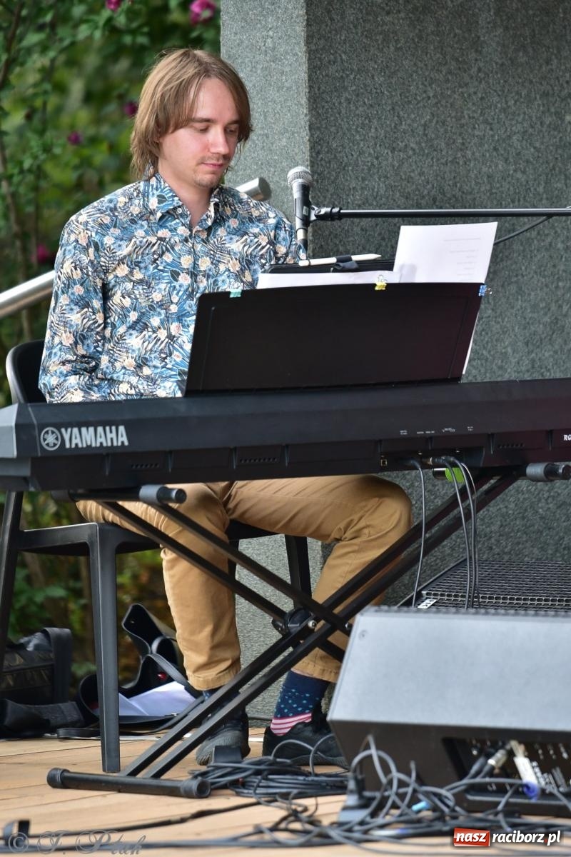 Zdjęcie w galerii na portalu naszraciborz.pl: The Beatles Forever - koncert letni na podsumowanie warsztatów wokalnych w parku im. Miasta Roth [FOTO i WIDEO] wiadomości z regionu