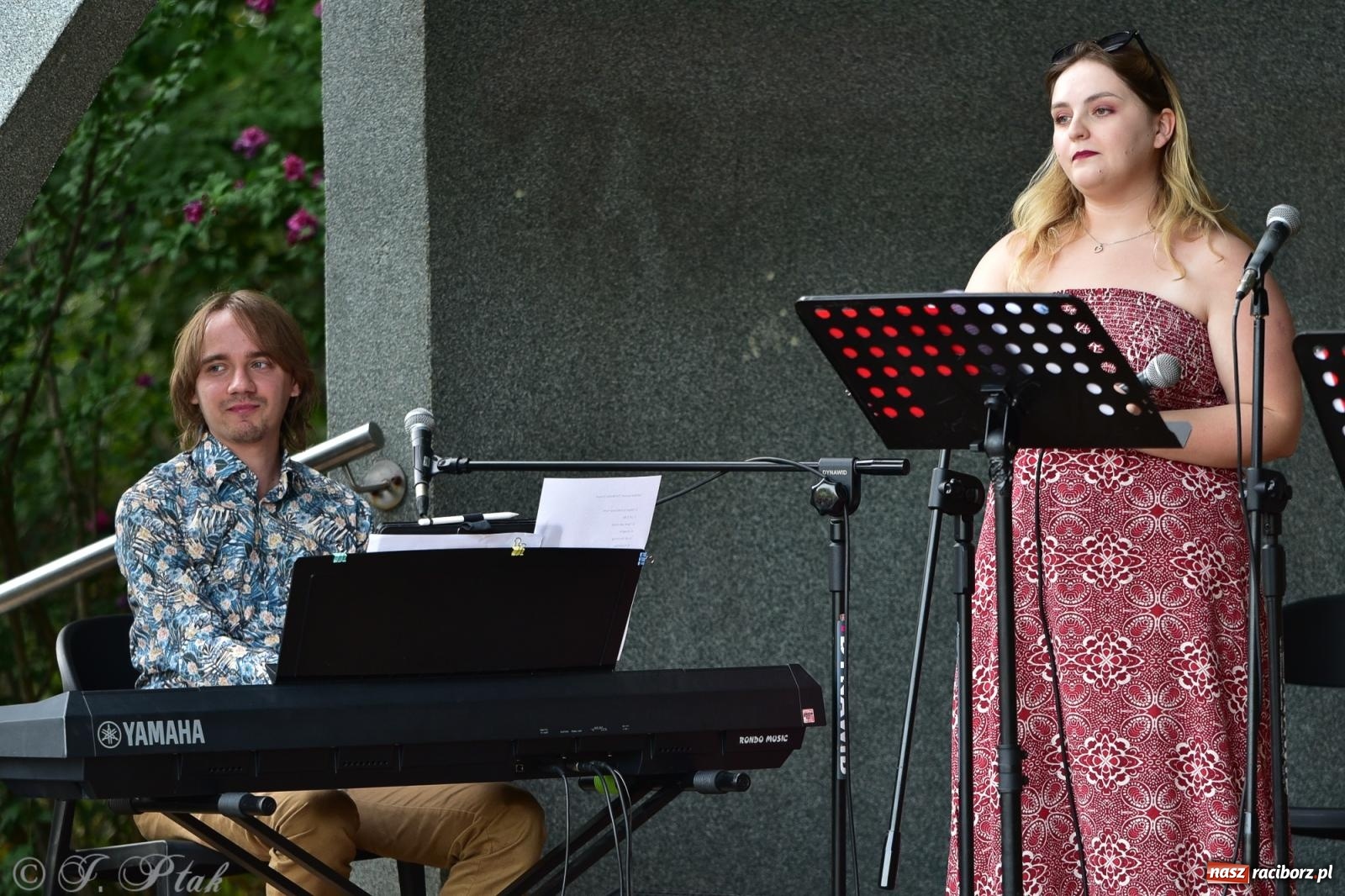 Zdjęcie w galerii na portalu naszraciborz.pl: The Beatles Forever - koncert letni na podsumowanie warsztatów wokalnych w parku im. Miasta Roth [FOTO i WIDEO] wiadomości z regionu
