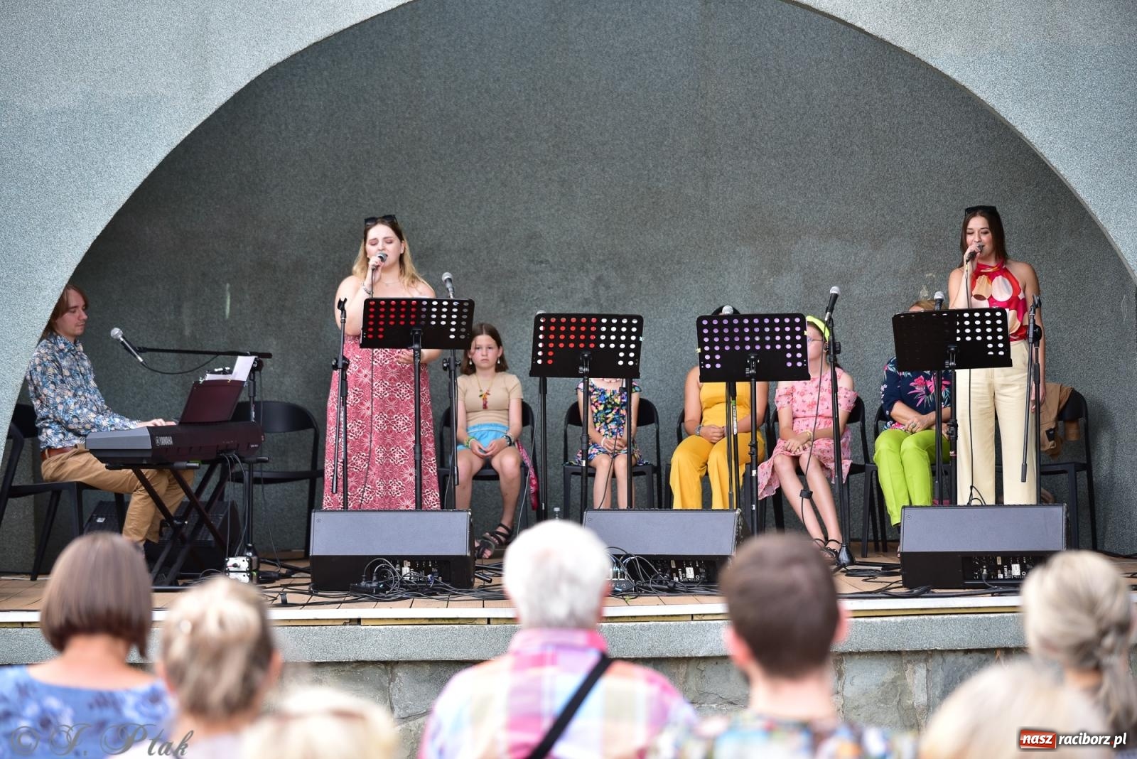Zdjęcie w galerii na portalu naszraciborz.pl: The Beatles Forever - koncert letni na podsumowanie warsztatów wokalnych w parku im. Miasta Roth [FOTO i WIDEO] wiadomości z regionu