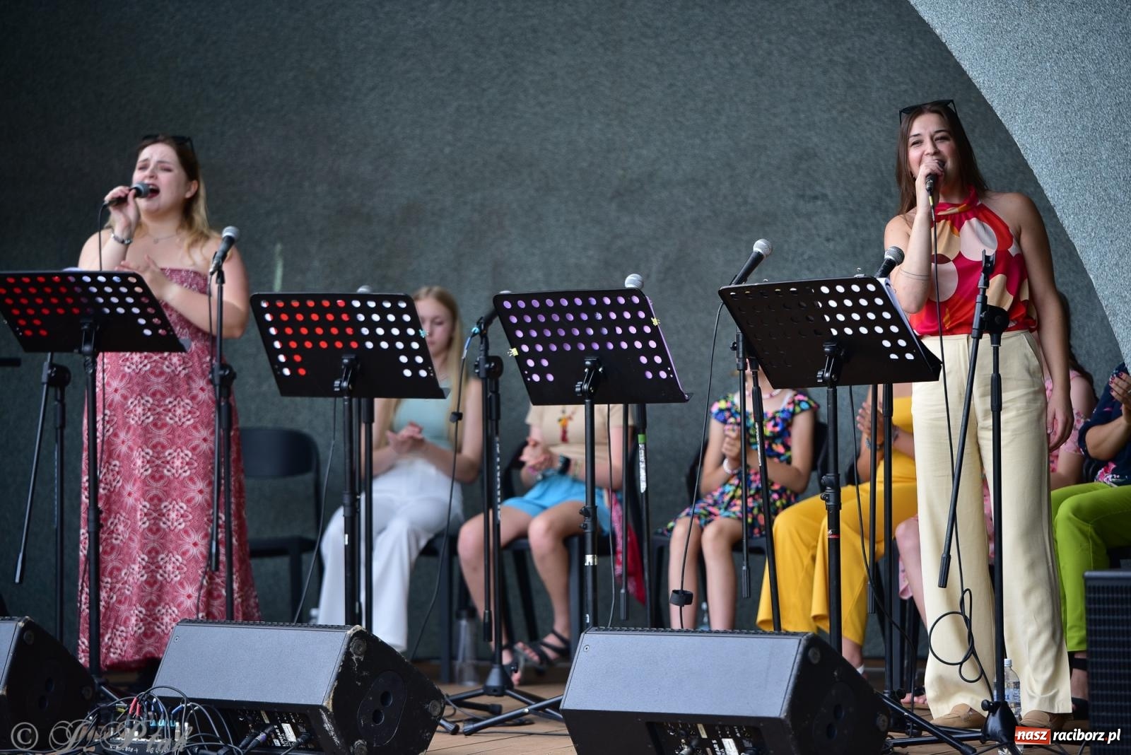 Zdjęcie w galerii na portalu naszraciborz.pl: The Beatles Forever - koncert letni na podsumowanie warsztatów wokalnych w parku im. Miasta Roth [FOTO i WIDEO] wiadomości z regionu