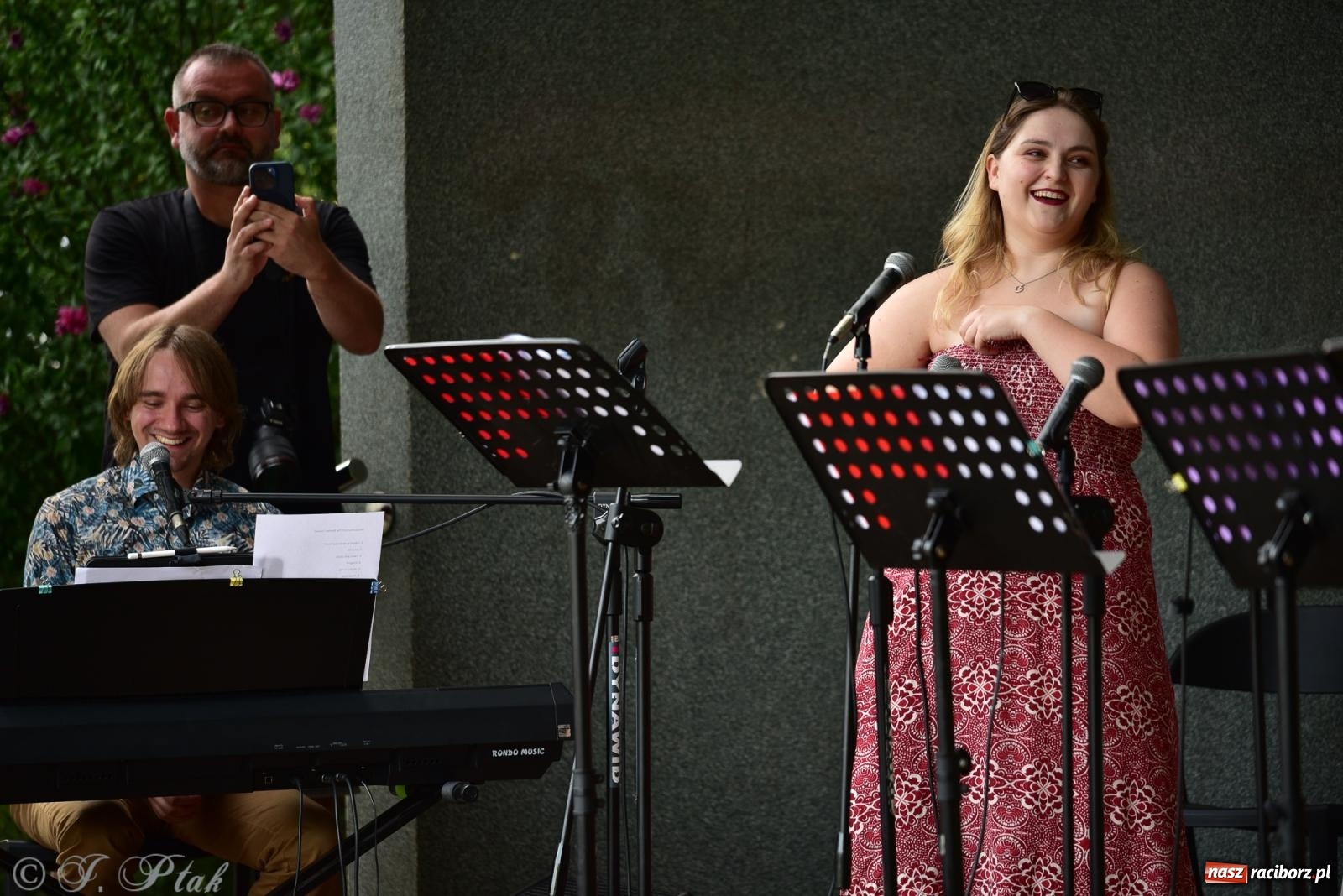 Zdjęcie w galerii na portalu naszraciborz.pl: The Beatles Forever - koncert letni na podsumowanie warsztatów wokalnych w parku im. Miasta Roth [FOTO i WIDEO] wiadomości z regionu