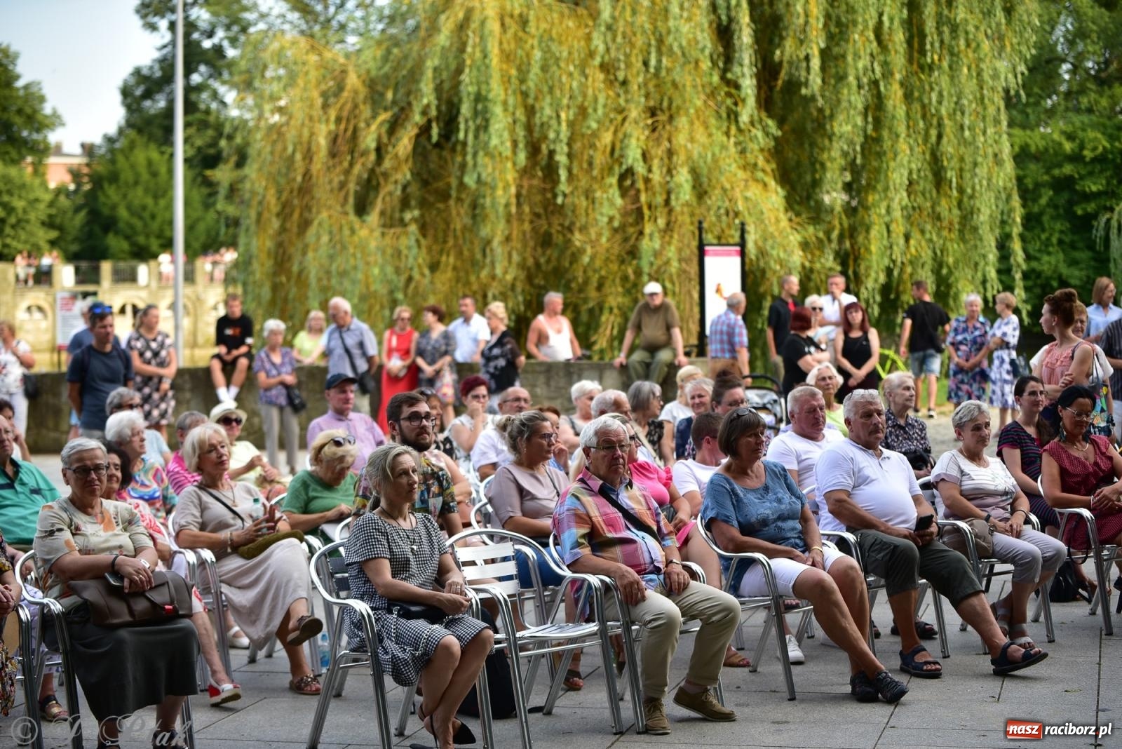 Zdjęcie w galerii na portalu naszraciborz.pl: The Beatles Forever - koncert letni na podsumowanie warsztatów wokalnych w parku im. Miasta Roth [FOTO i WIDEO] wiadomości z regionu