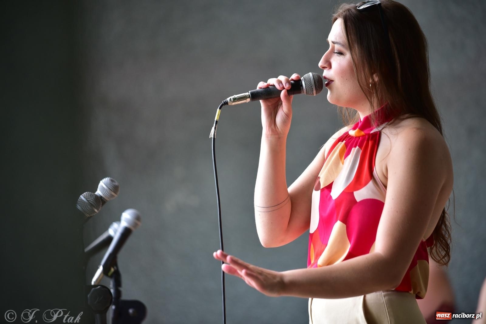 Zdjęcie w galerii na portalu naszraciborz.pl: The Beatles Forever - koncert letni na podsumowanie warsztatów wokalnych w parku im. Miasta Roth [FOTO i WIDEO] wiadomości z regionu