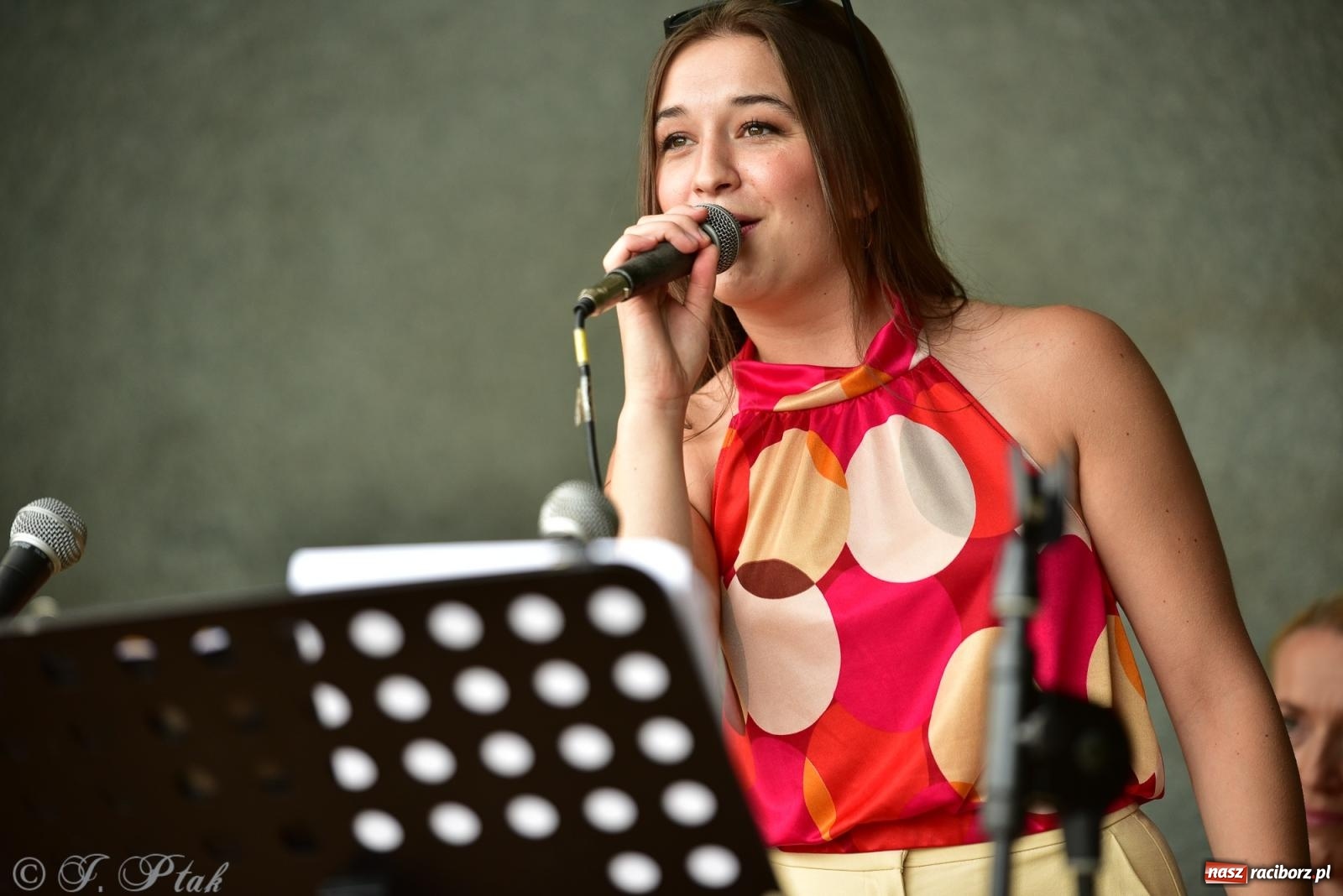 Zdjęcie w galerii na portalu naszraciborz.pl: The Beatles Forever - koncert letni na podsumowanie warsztatów wokalnych w parku im. Miasta Roth [FOTO i WIDEO] wiadomości z regionu