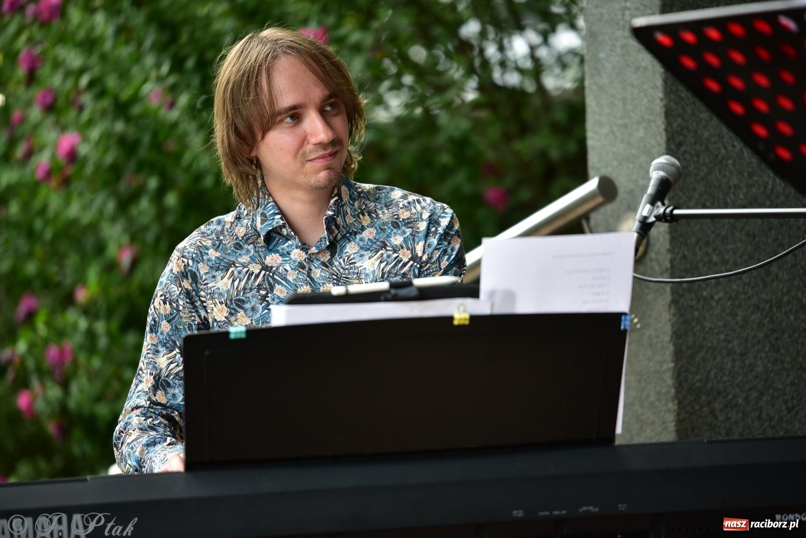 Zdjęcie w galerii na portalu naszraciborz.pl: The Beatles Forever - koncert letni na podsumowanie warsztatów wokalnych w parku im. Miasta Roth [FOTO i WIDEO] wiadomości z regionu