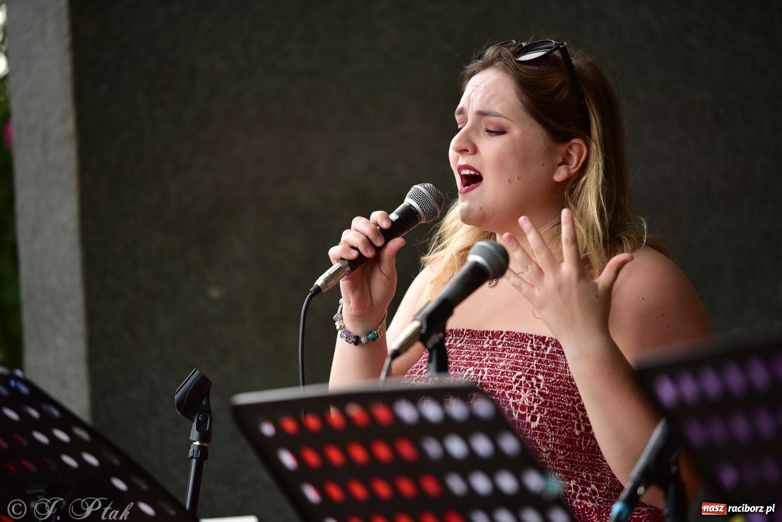 Zdjęcie w galerii na portalu naszraciborz.pl: The Beatles Forever - koncert letni na podsumowanie warsztatów wokalnych w parku im. Miasta Roth [FOTO i WIDEO] wiadomości z regionu