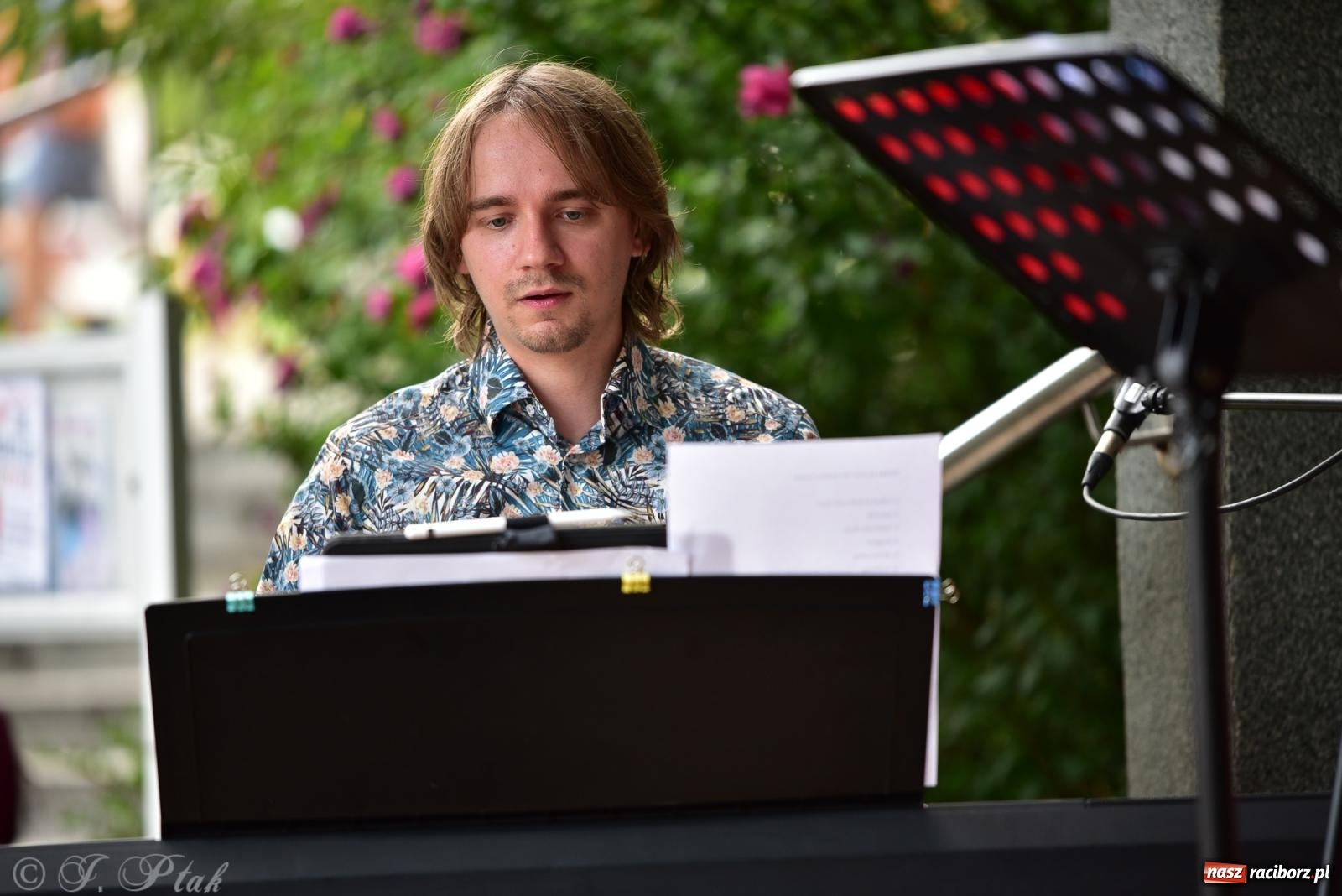 Zdjęcie w galerii na portalu naszraciborz.pl: The Beatles Forever - koncert letni na podsumowanie warsztatów wokalnych w parku im. Miasta Roth [FOTO i WIDEO] wiadomości z regionu