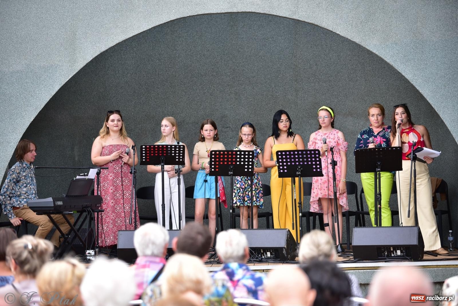Zdjęcie w galerii na portalu naszraciborz.pl: The Beatles Forever - koncert letni na podsumowanie warsztatów wokalnych w parku im. Miasta Roth [FOTO i WIDEO] wiadomości z regionu