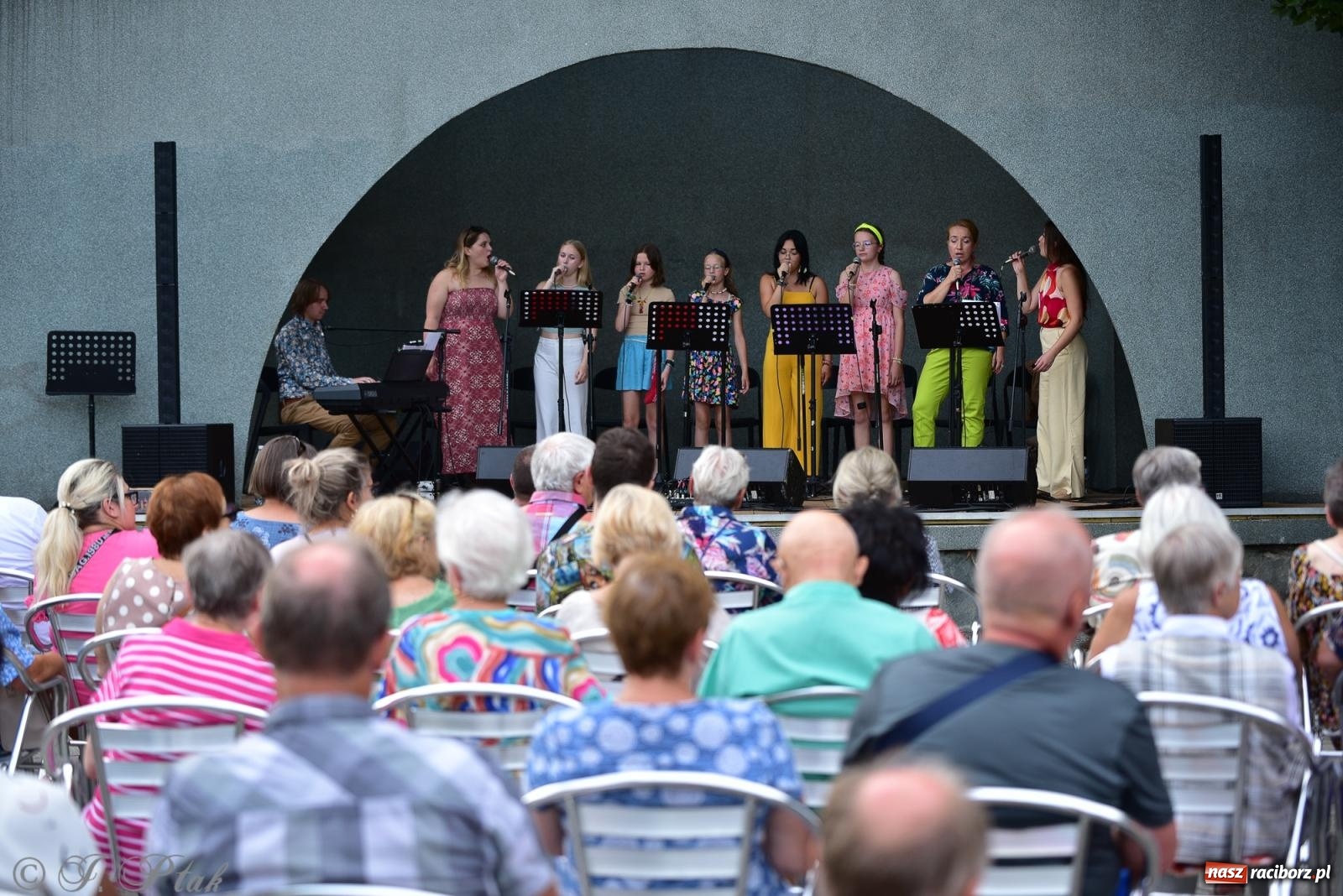 Zdjęcie w galerii na portalu naszraciborz.pl: The Beatles Forever - koncert letni na podsumowanie warsztatów wokalnych w parku im. Miasta Roth [FOTO i WIDEO] wiadomości z regionu