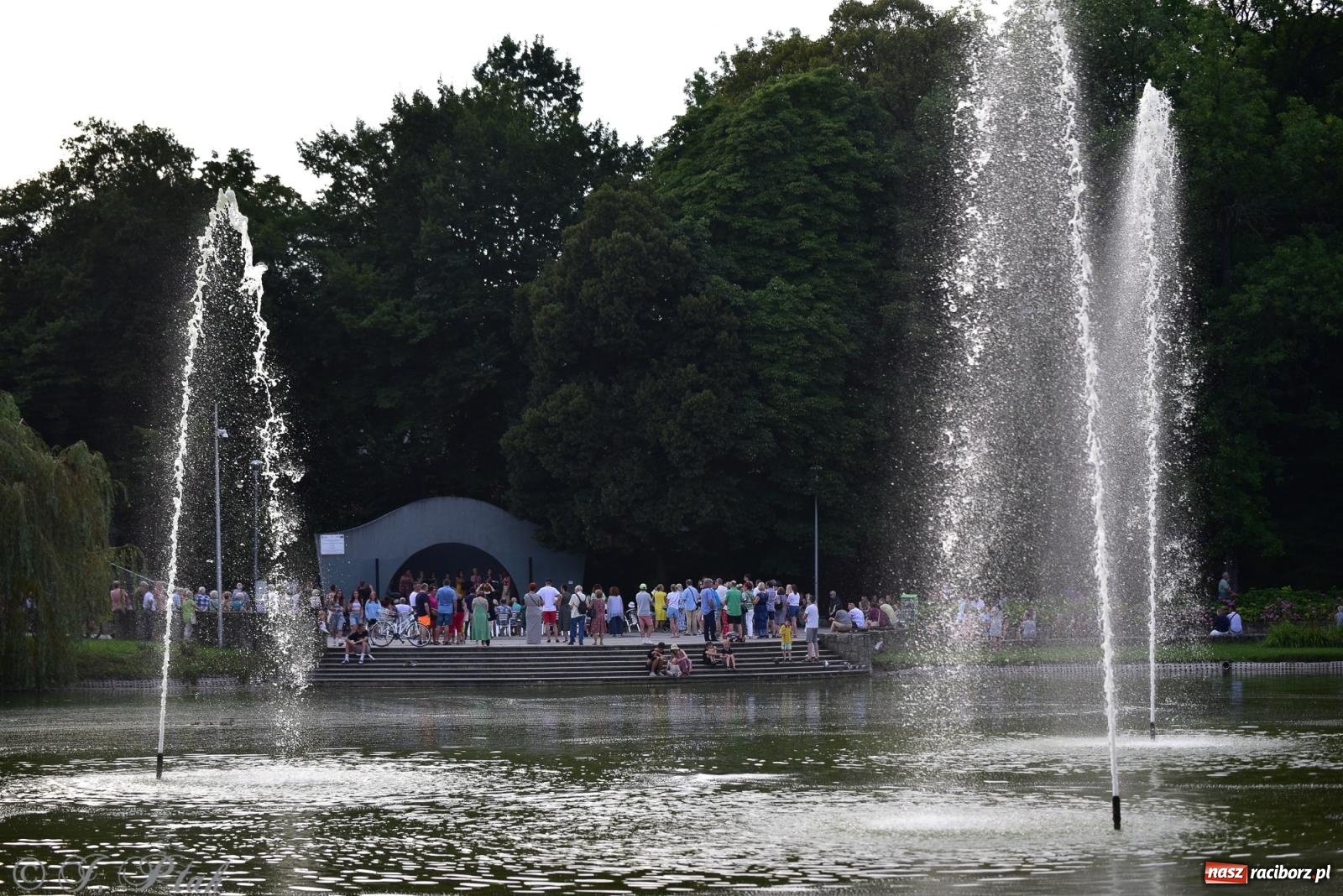 Zdjęcie w galerii na portalu naszraciborz.pl: The Beatles Forever - koncert letni na podsumowanie warsztatów wokalnych w parku im. Miasta Roth [FOTO i WIDEO] wiadomości z regionu