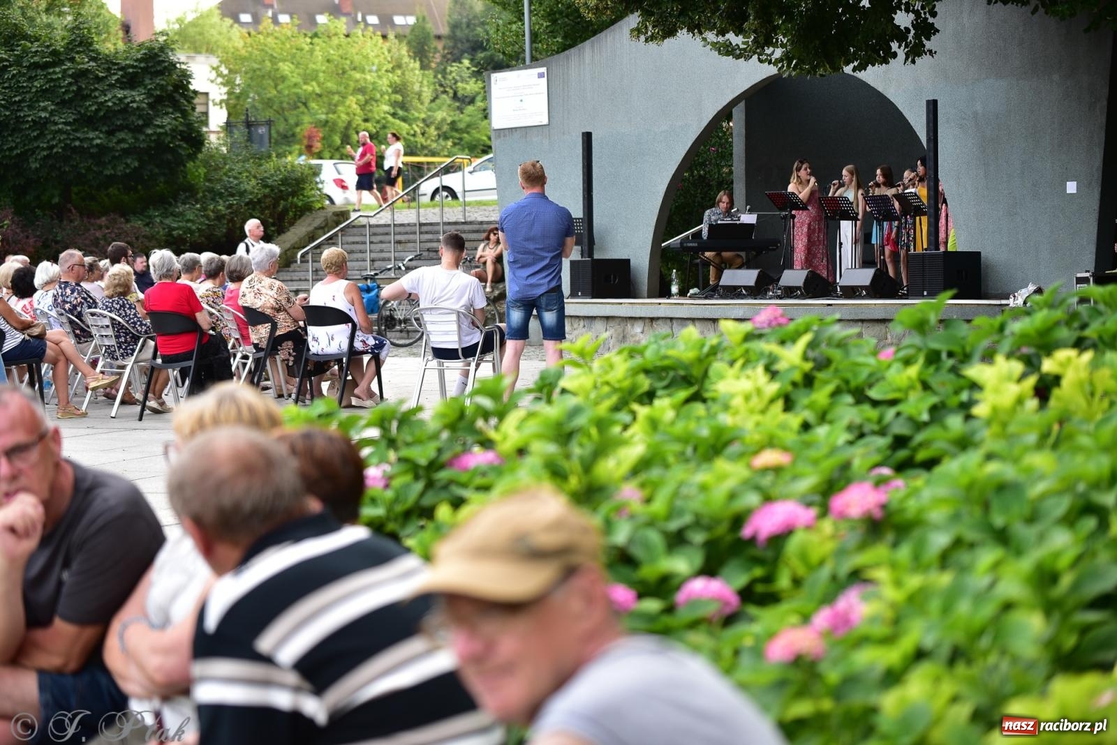 Zdjęcie w galerii na portalu naszraciborz.pl: The Beatles Forever - koncert letni na podsumowanie warsztatów wokalnych w parku im. Miasta Roth [FOTO i WIDEO] wiadomości z regionu
