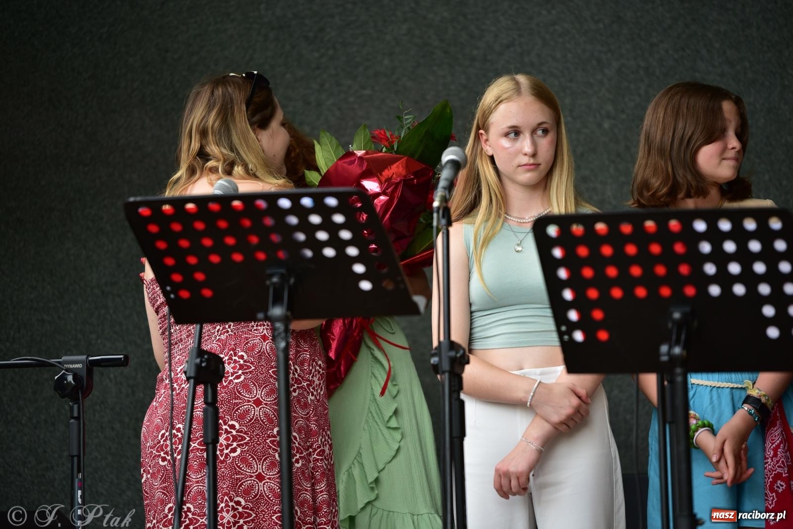 Zdjęcie w galerii na portalu naszraciborz.pl: The Beatles Forever - koncert letni na podsumowanie warsztatów wokalnych w parku im. Miasta Roth [FOTO i WIDEO] wiadomości z regionu