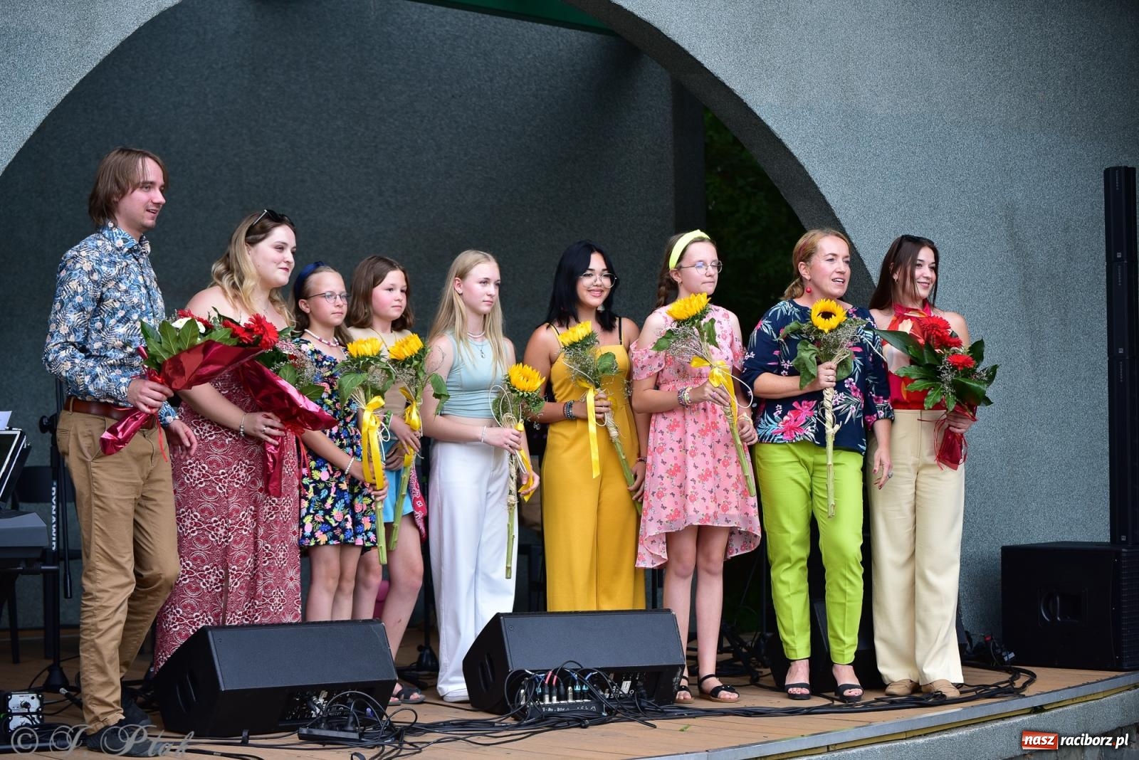 Zdjęcie w galerii na portalu naszraciborz.pl: The Beatles Forever - koncert letni na podsumowanie warsztatów wokalnych w parku im. Miasta Roth [FOTO i WIDEO] wiadomości z regionu