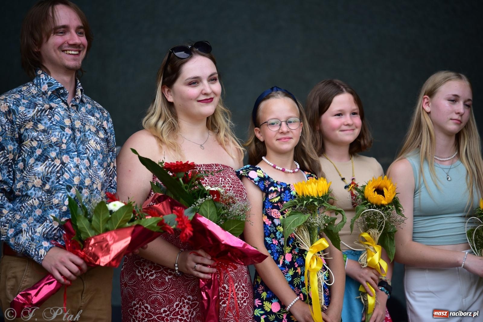 Zdjęcie w galerii na portalu naszraciborz.pl: The Beatles Forever - koncert letni na podsumowanie warsztatów wokalnych w parku im. Miasta Roth [FOTO i WIDEO] wiadomości z regionu