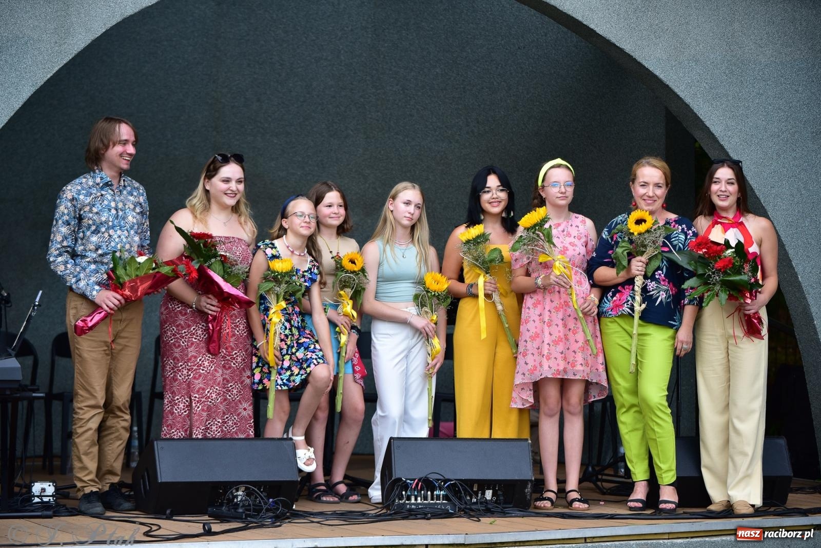 Zdjęcie w galerii na portalu naszraciborz.pl: The Beatles Forever - koncert letni na podsumowanie warsztatów wokalnych w parku im. Miasta Roth [FOTO i WIDEO] wiadomości z regionu