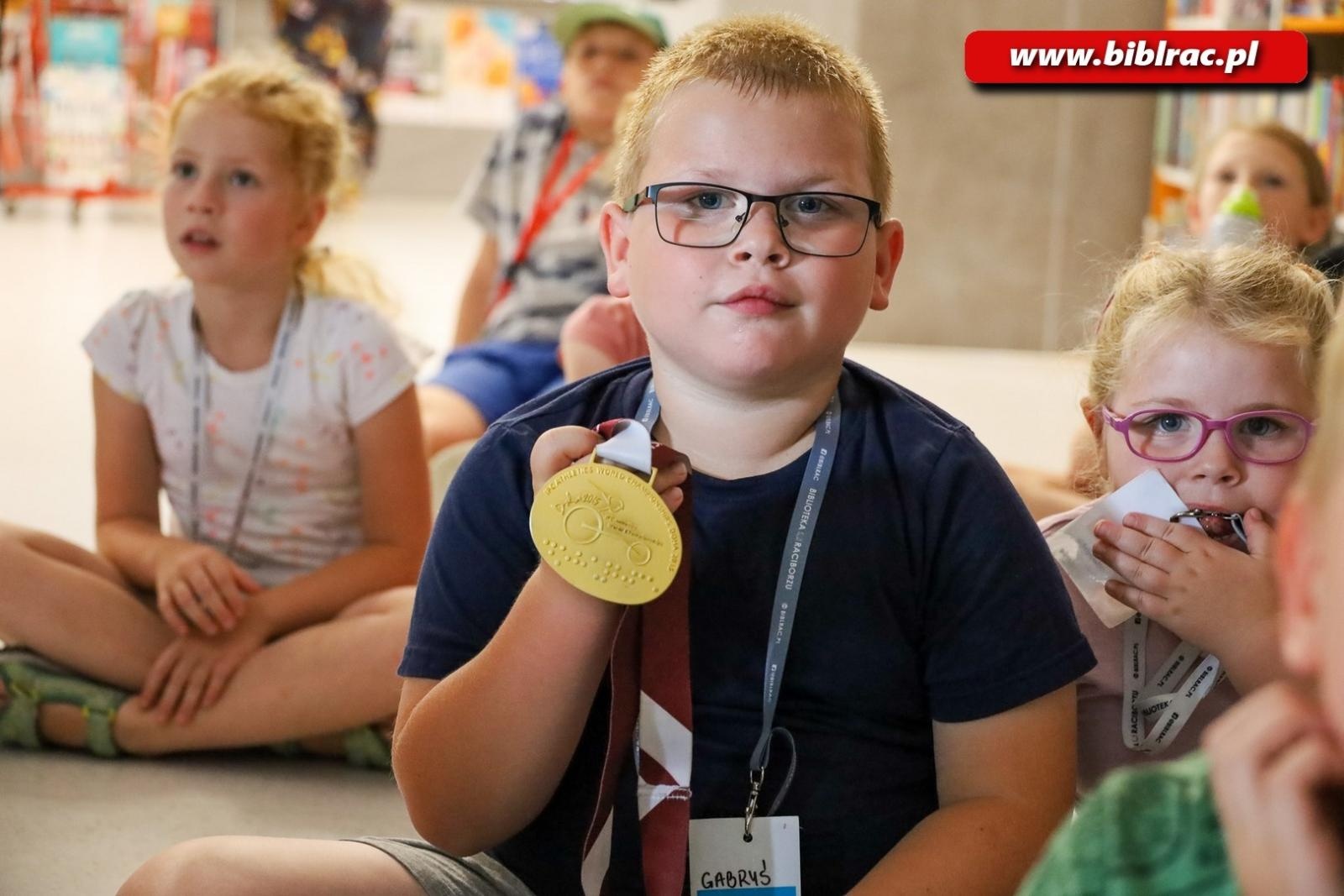 Zdjęcie w galerii na portalu naszraciborz.pl: Janusz Rokicki i Monika Opiatowska gośćmi Olimpijskiego Lata z biblioteką wiadomości z regionu