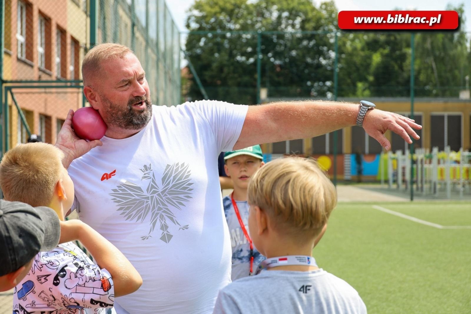 Zdjęcie w galerii na portalu naszraciborz.pl: Janusz Rokicki i Monika Opiatowska gośćmi Olimpijskiego Lata z biblioteką wiadomości z regionu