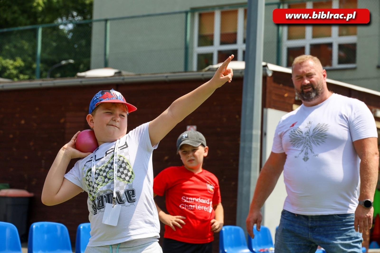 Zdjęcie w galerii na portalu naszraciborz.pl: Janusz Rokicki i Monika Opiatowska gośćmi Olimpijskiego Lata z biblioteką wiadomości z regionu