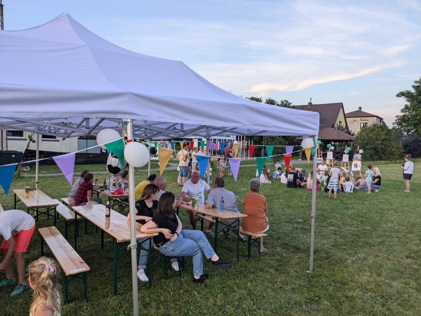 Zdjęcie w galerii na portalu naszraciborz.pl: Sportowy piknik rodzinny w Szymocicach. Wielki finał akcji Działaj Lokalnie wiadomości z regionu