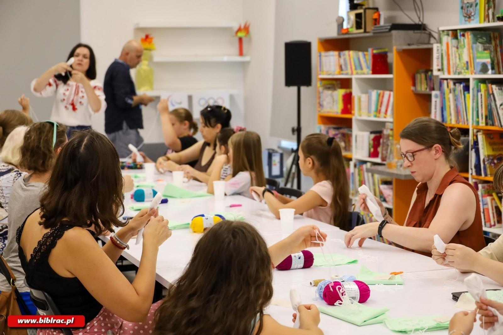 Zdjęcie w galerii na portalu naszraciborz.pl: Motanki – warsztaty słowiańskich laleczek w Bibliotece Racibórz wiadomości z regionu