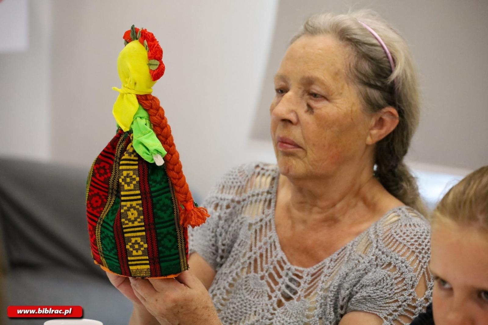 Zdjęcie w galerii na portalu naszraciborz.pl: Motanki – warsztaty słowiańskich laleczek w Bibliotece Racibórz wiadomości z regionu