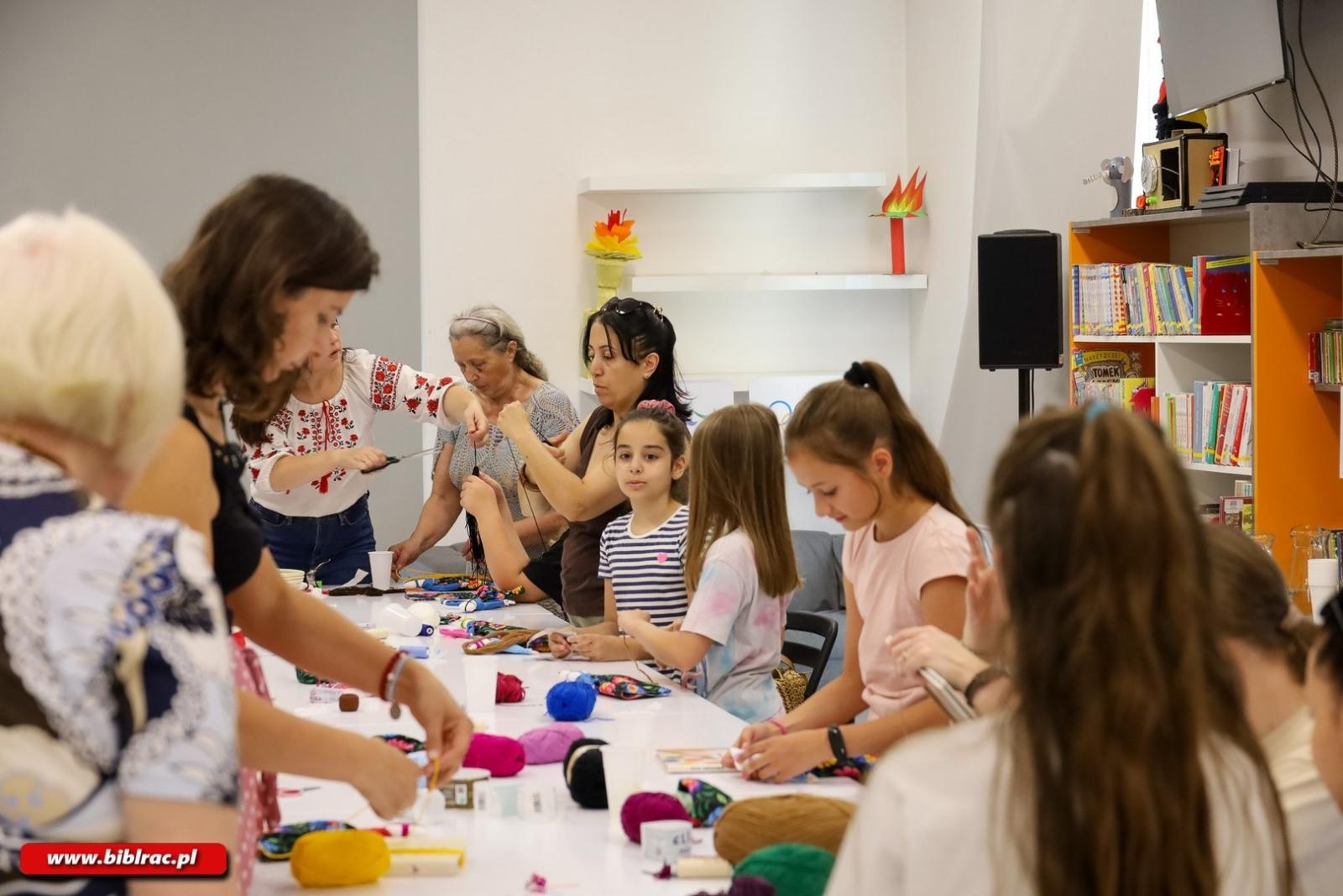 Zdjęcie w galerii na portalu naszraciborz.pl: Motanki – warsztaty słowiańskich laleczek w Bibliotece Racibórz wiadomości z regionu