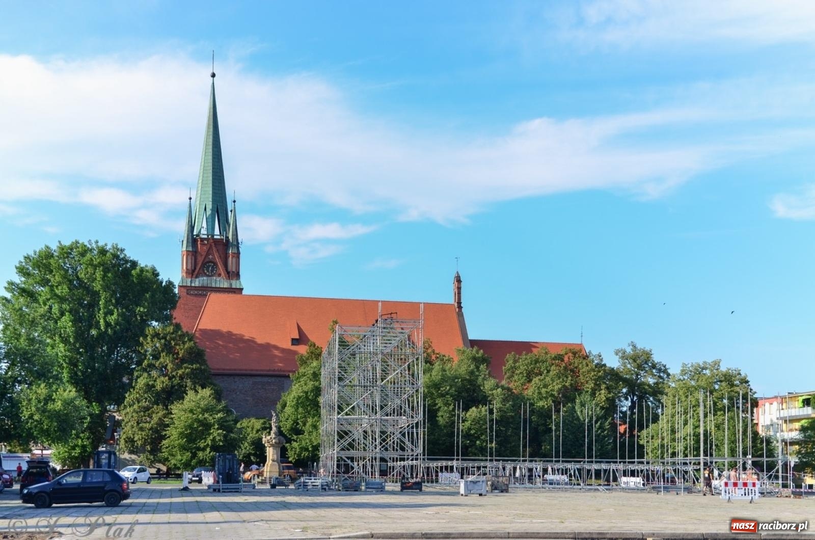 Zdjęcie w galerii na portalu naszraciborz.pl: Na placu Długosza wznoszą ogromną scenę [FOTO i WIDEO] wiadomości z regionu